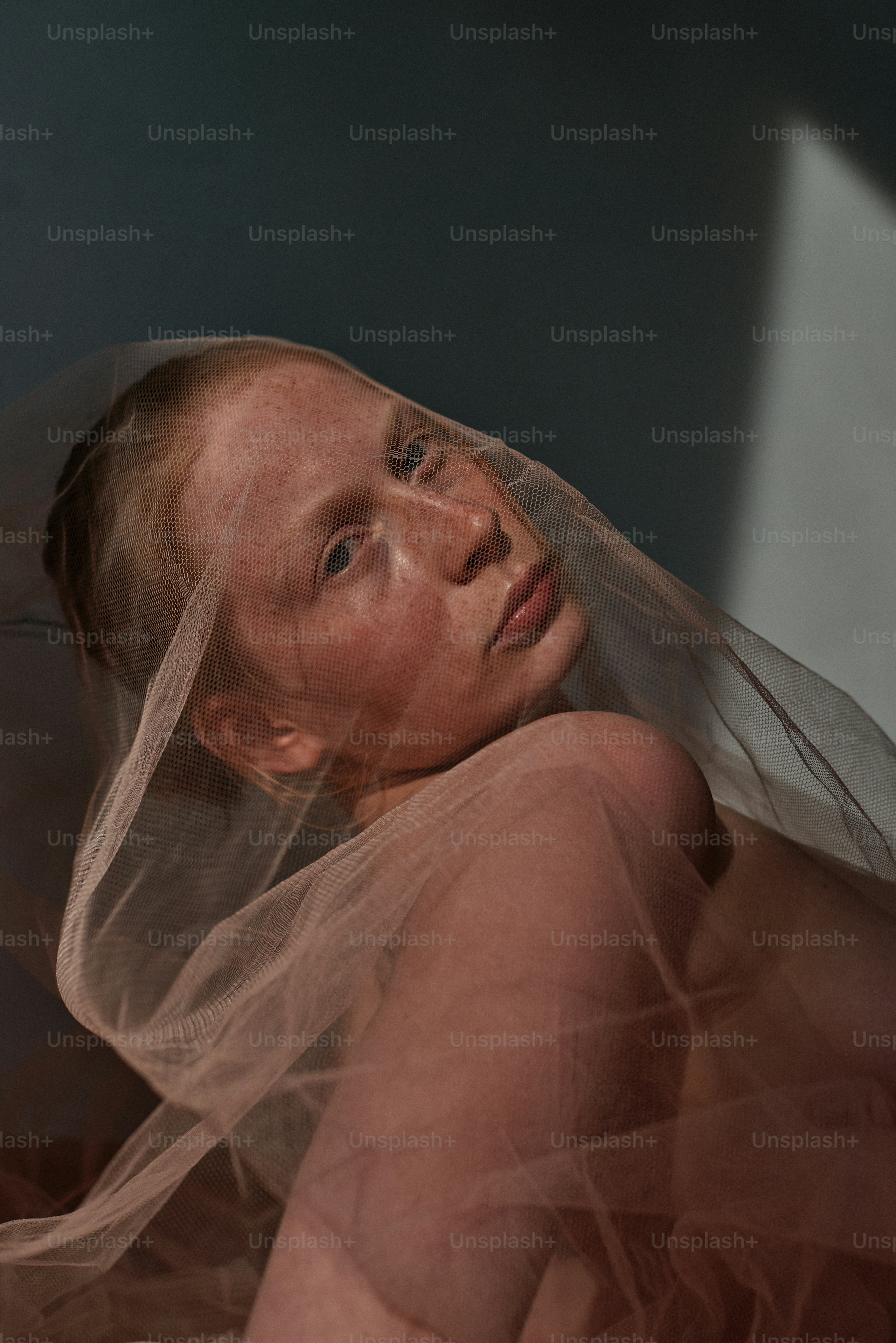 Une femme voilée sur la tête