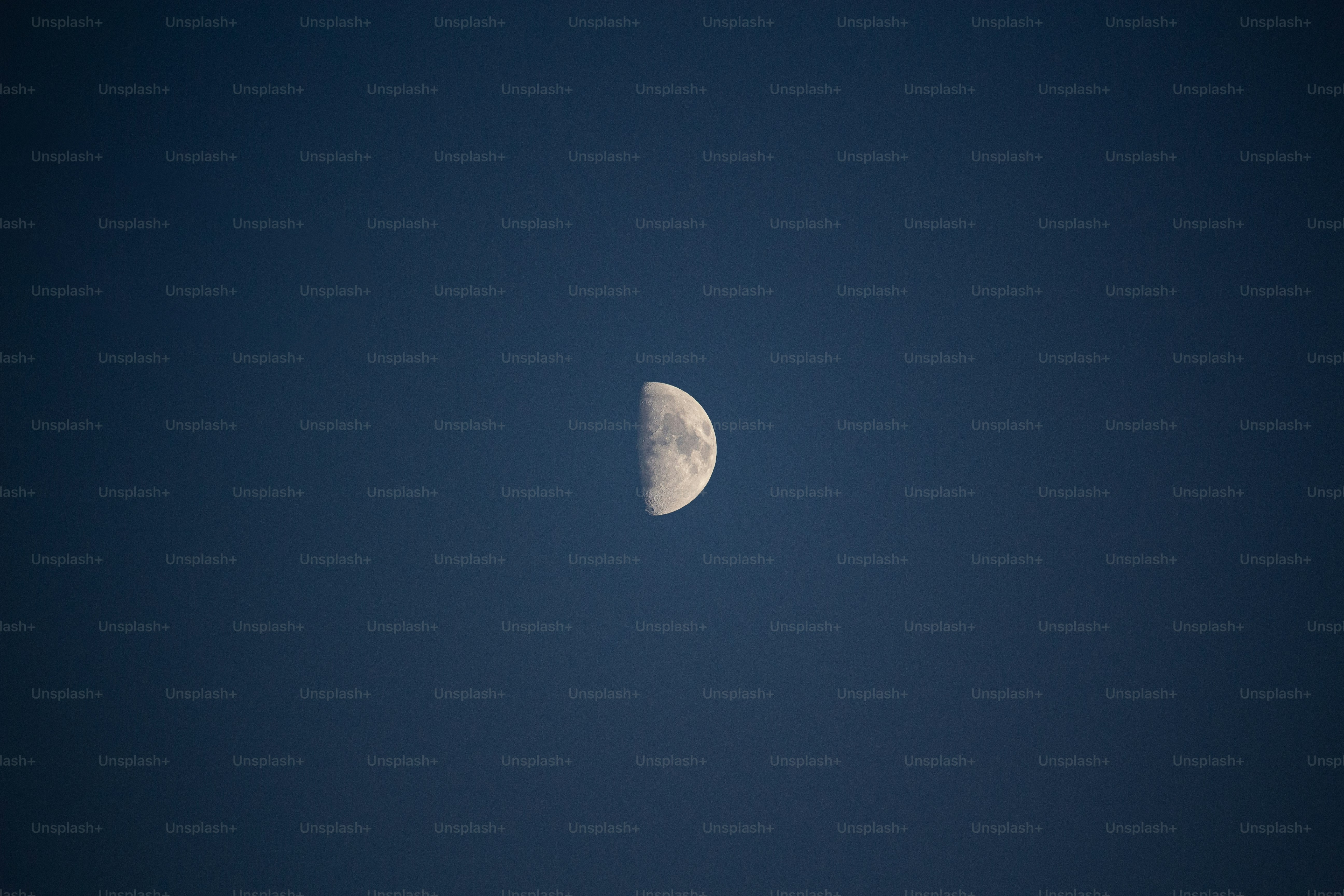 Una media luna se ve en el cielo nocturno