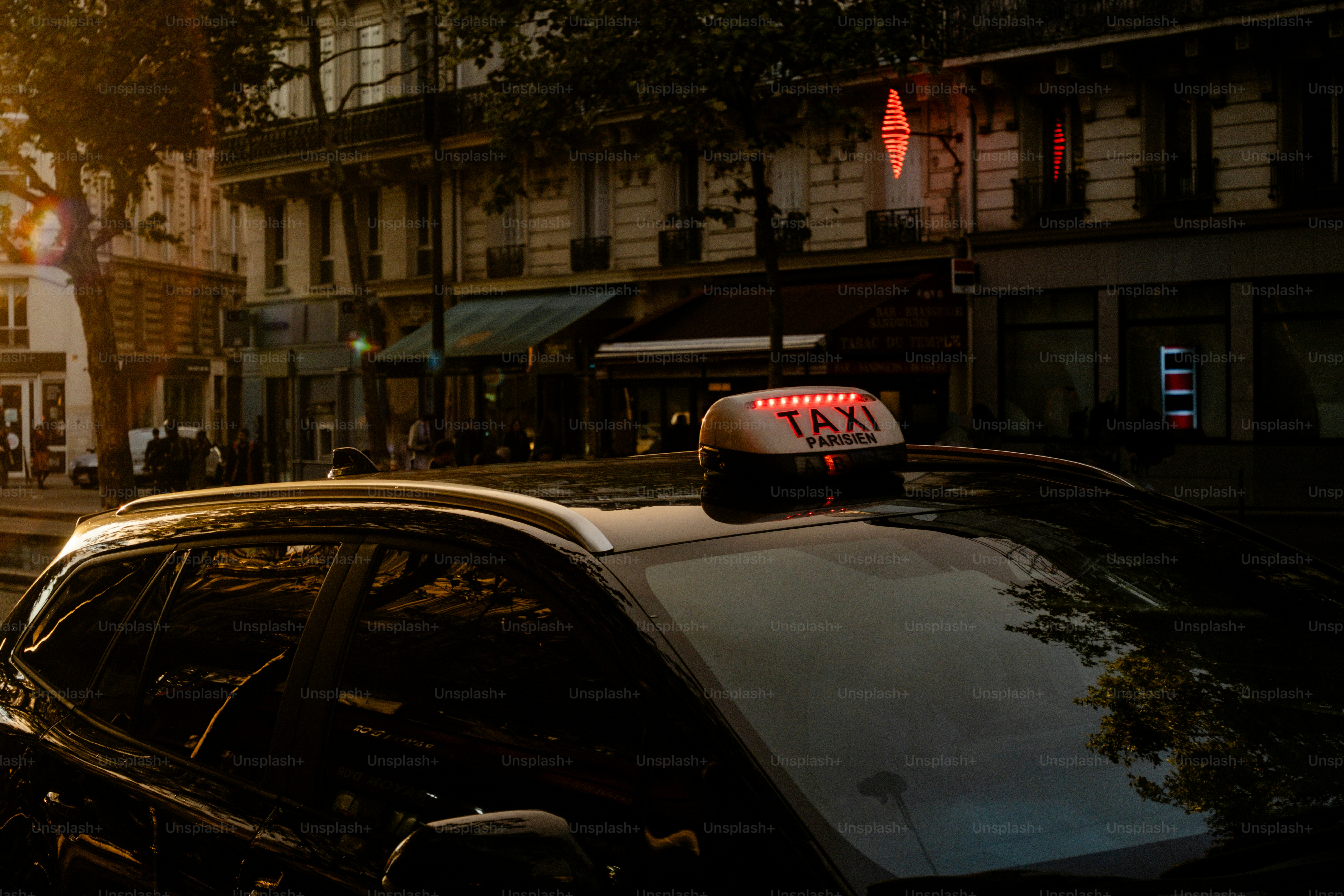 Un'auto della polizia parcheggiata sul ciglio della strada