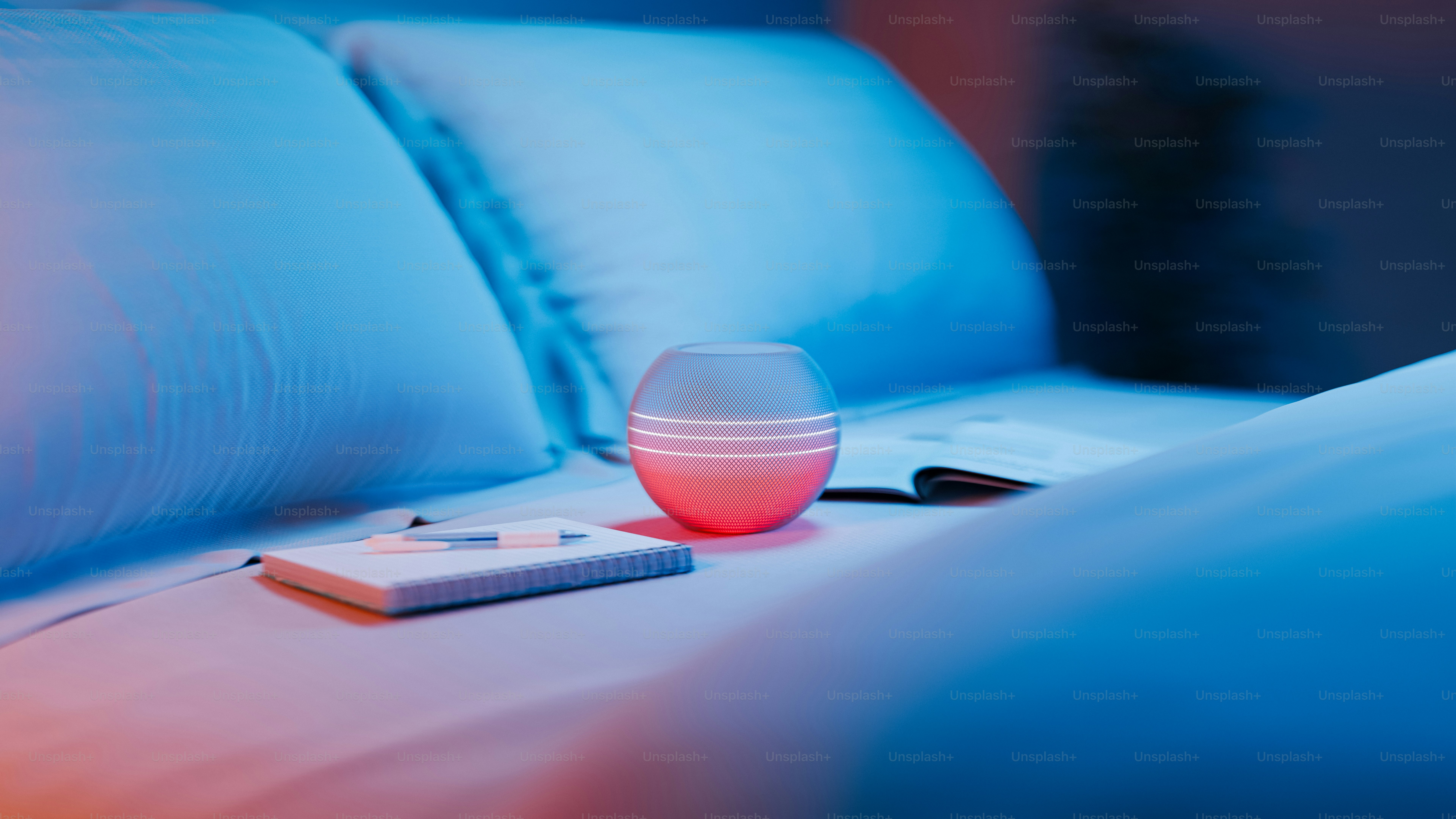 Una cama con un edredón azul y un mando a distancia