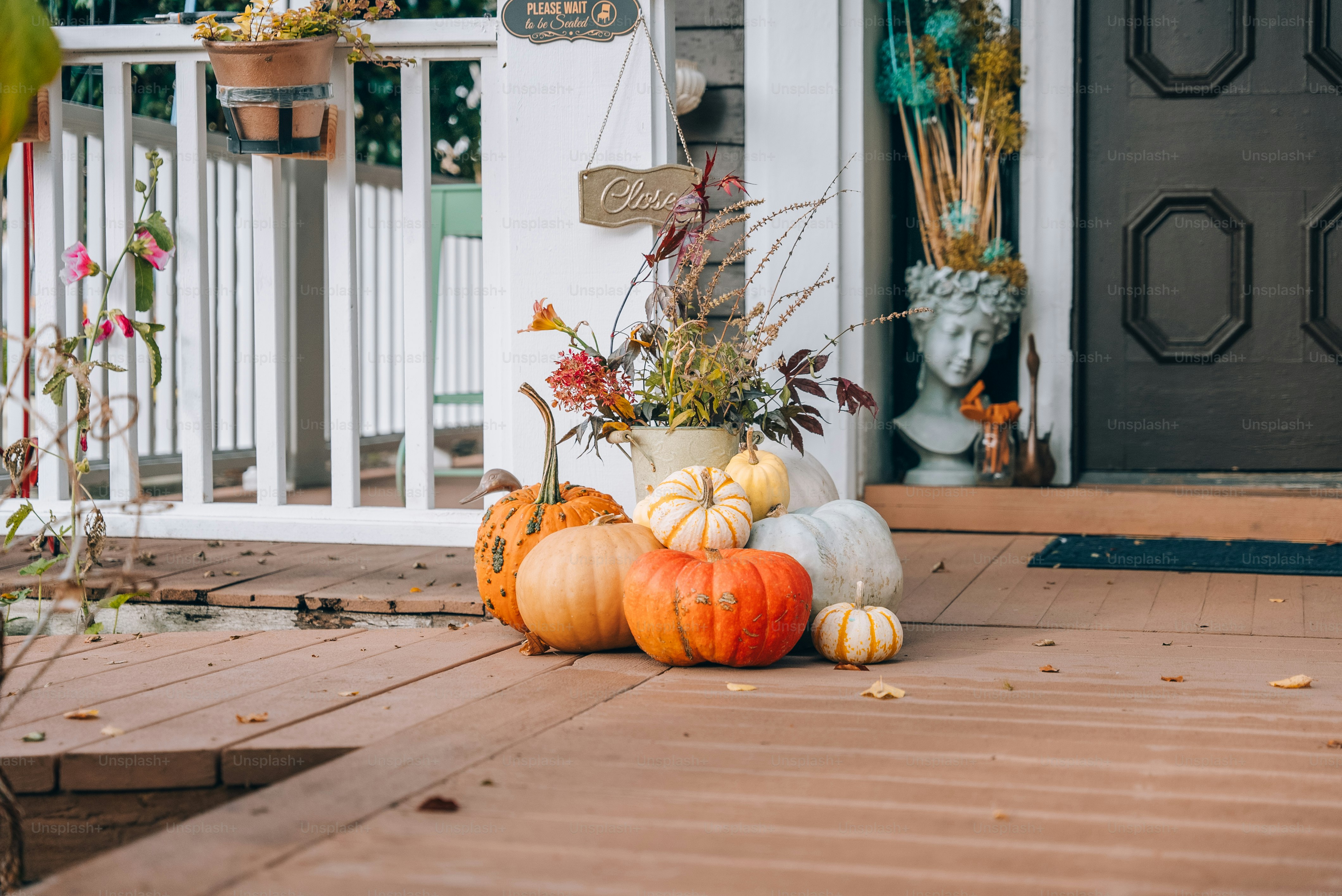 Eine Veranda mit einem Haufen Kürbisse darauf