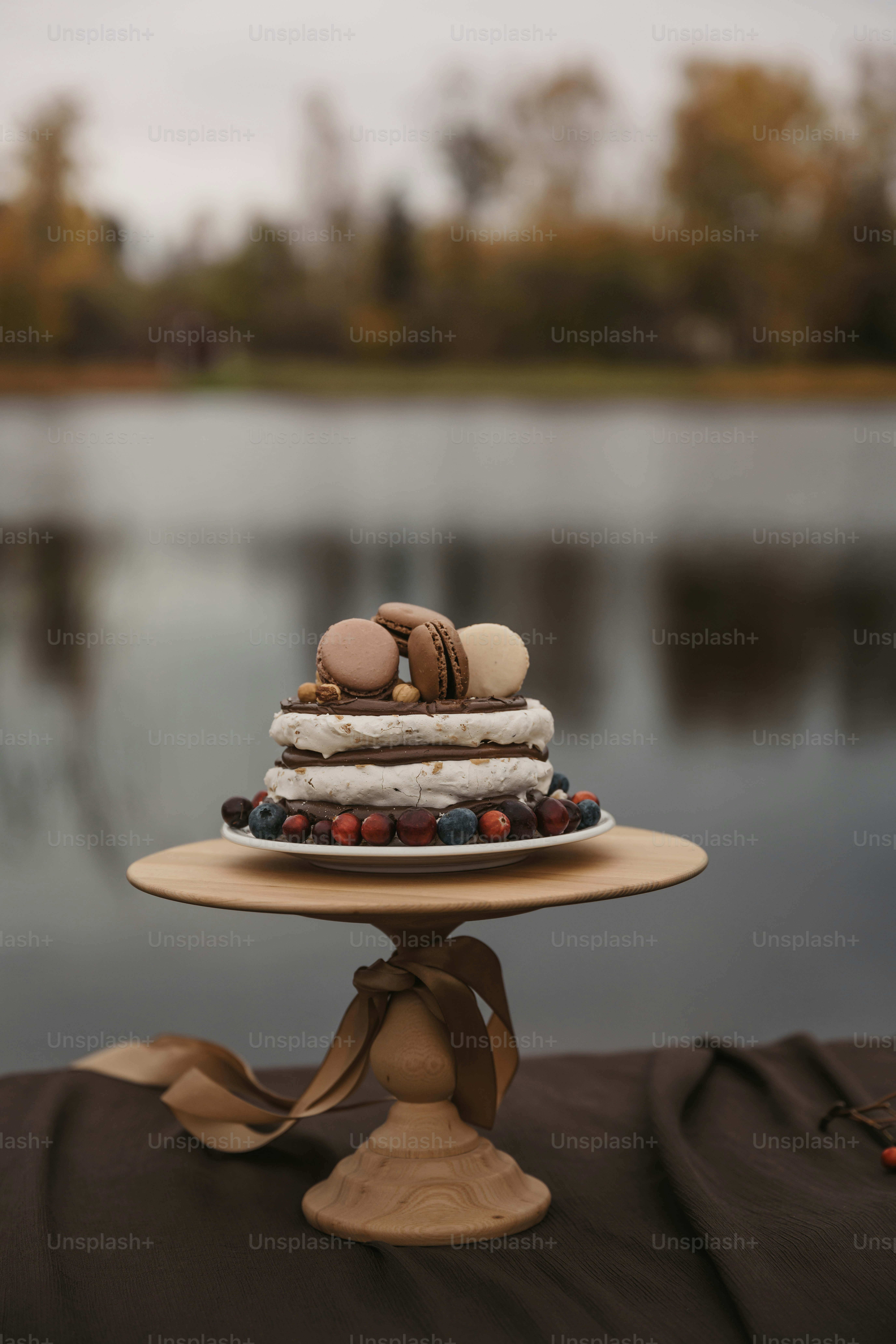 Un gâteau posé sur une table en bois au bord d’un lac