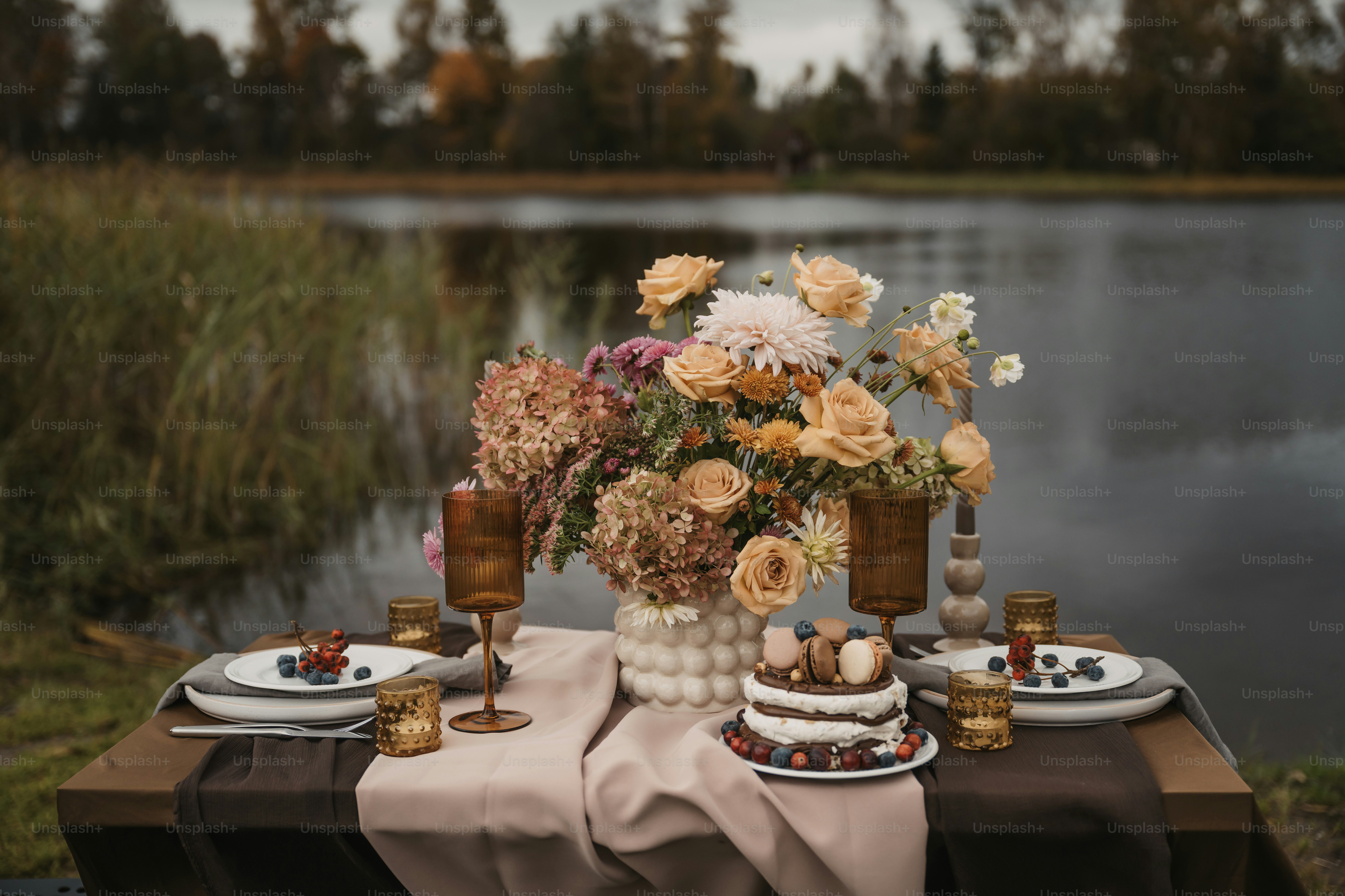 Une table avec un vase de fleurs dessus