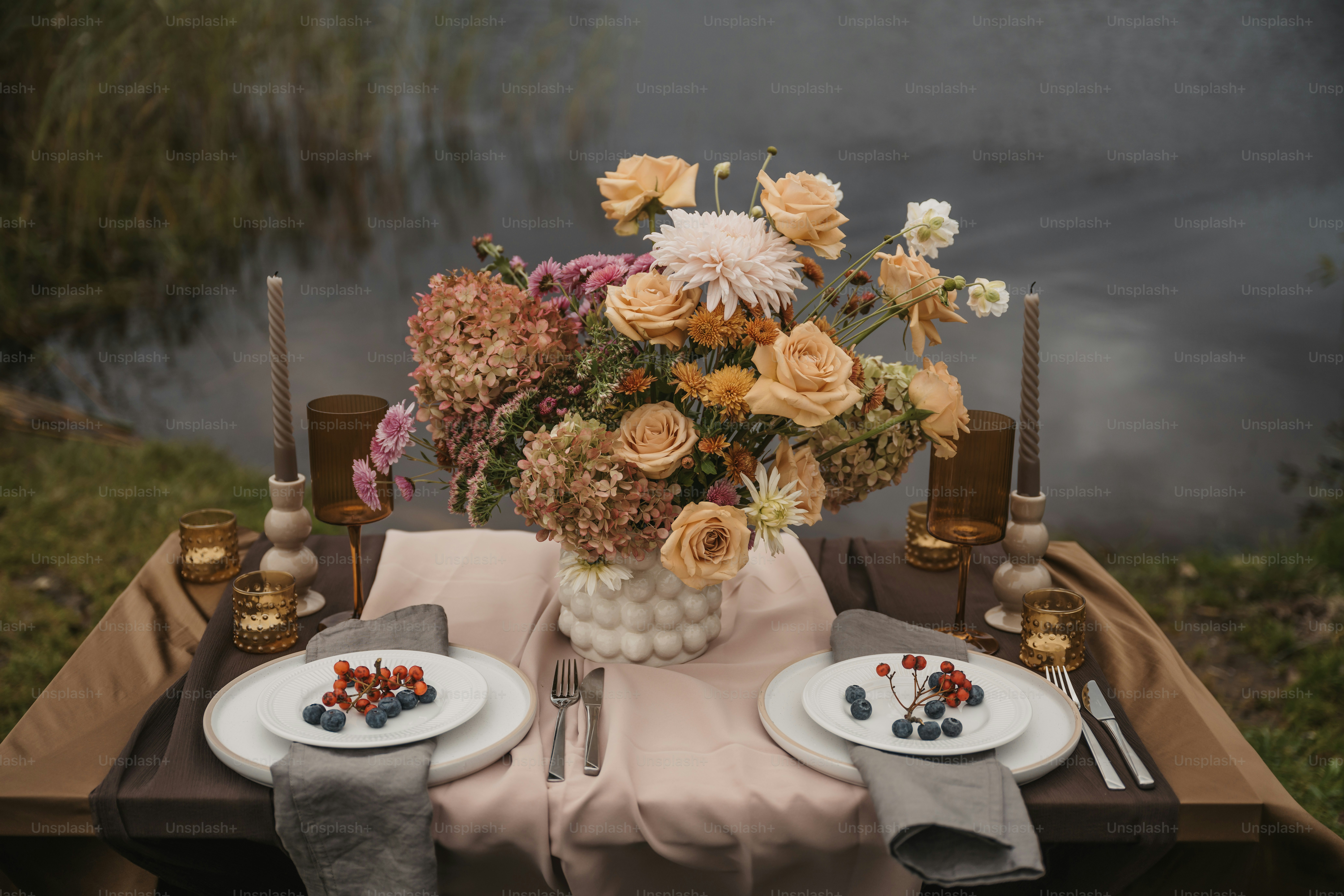 Une table avec un vase de fleurs dessus