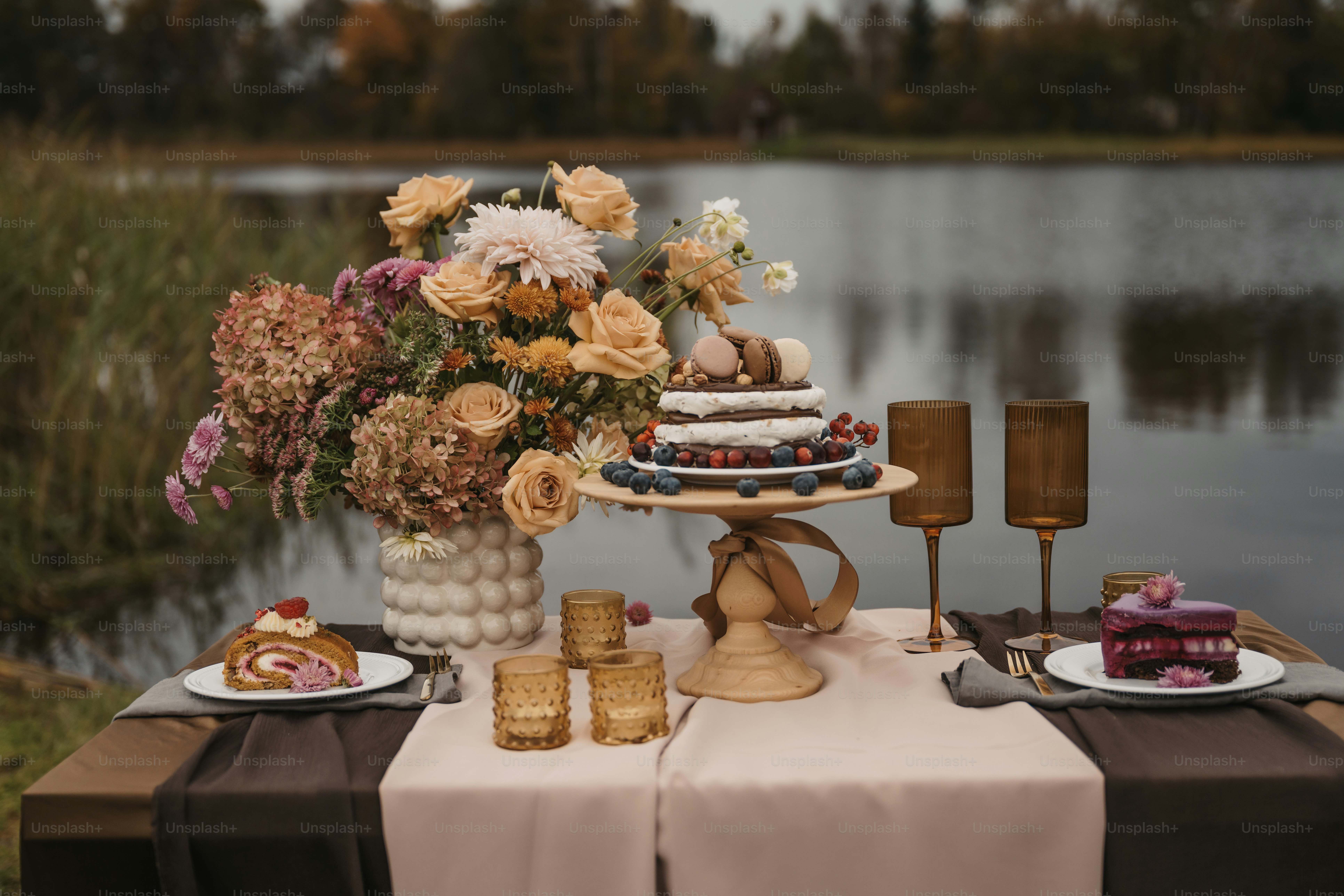 Une table surmontée d’un gâteau au bord d’un lac