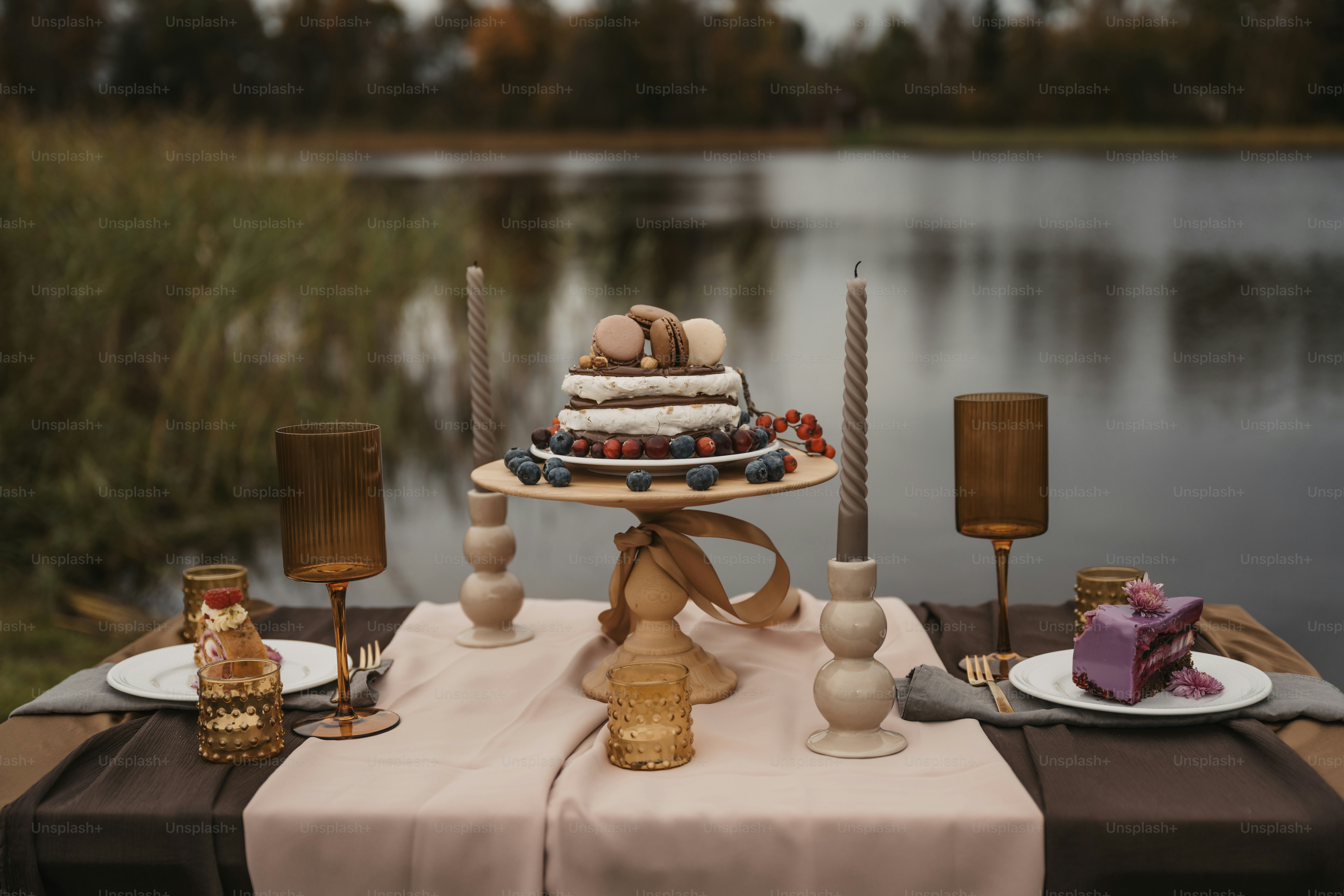 Une table avec un gâteau et des bougies dessus