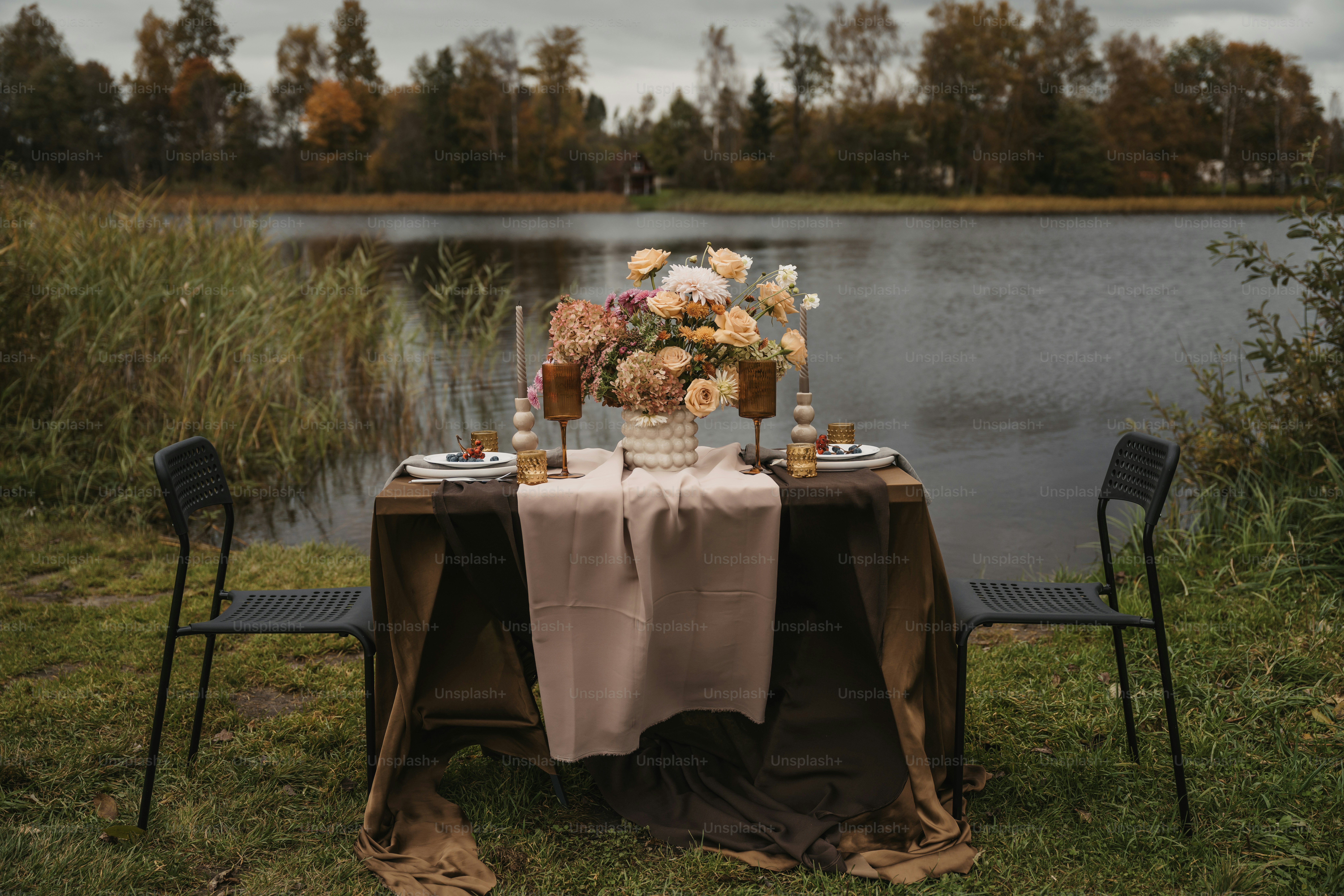 Une table avec une nappe près d’un lac