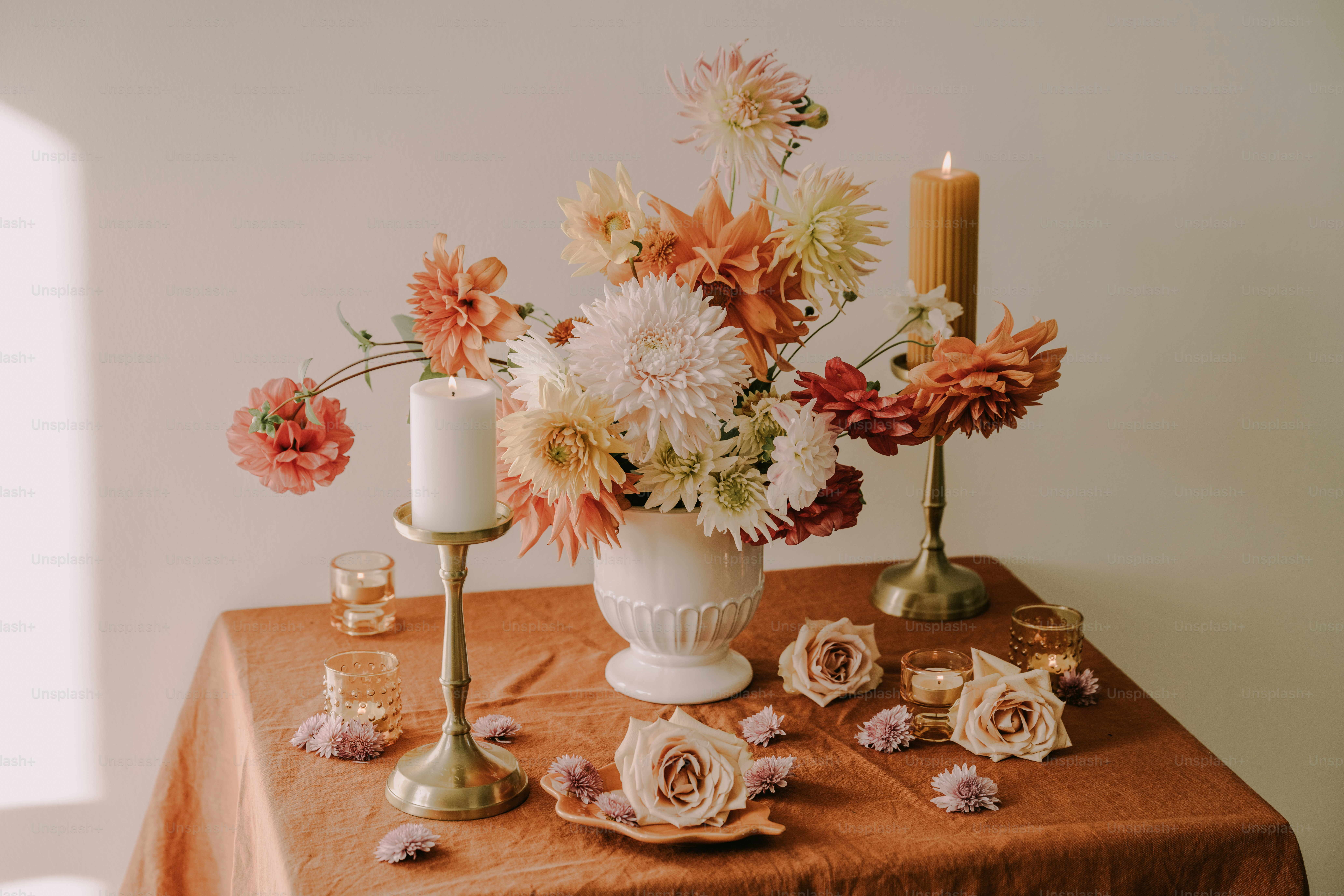 Ein Tisch mit einer Vase voller Blumen