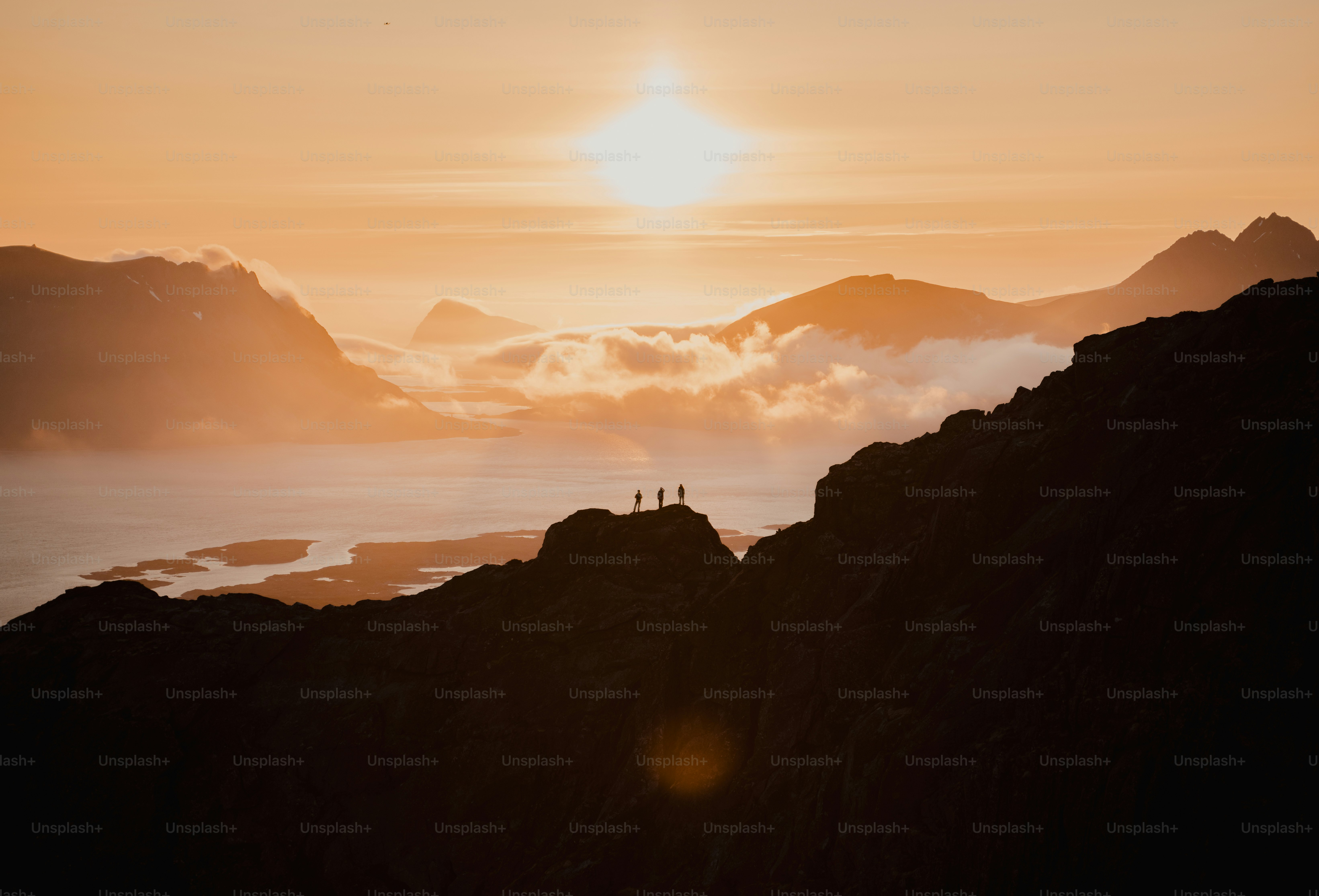 The sun is setting over a mountain range photo – Travel Image on Unsplash
