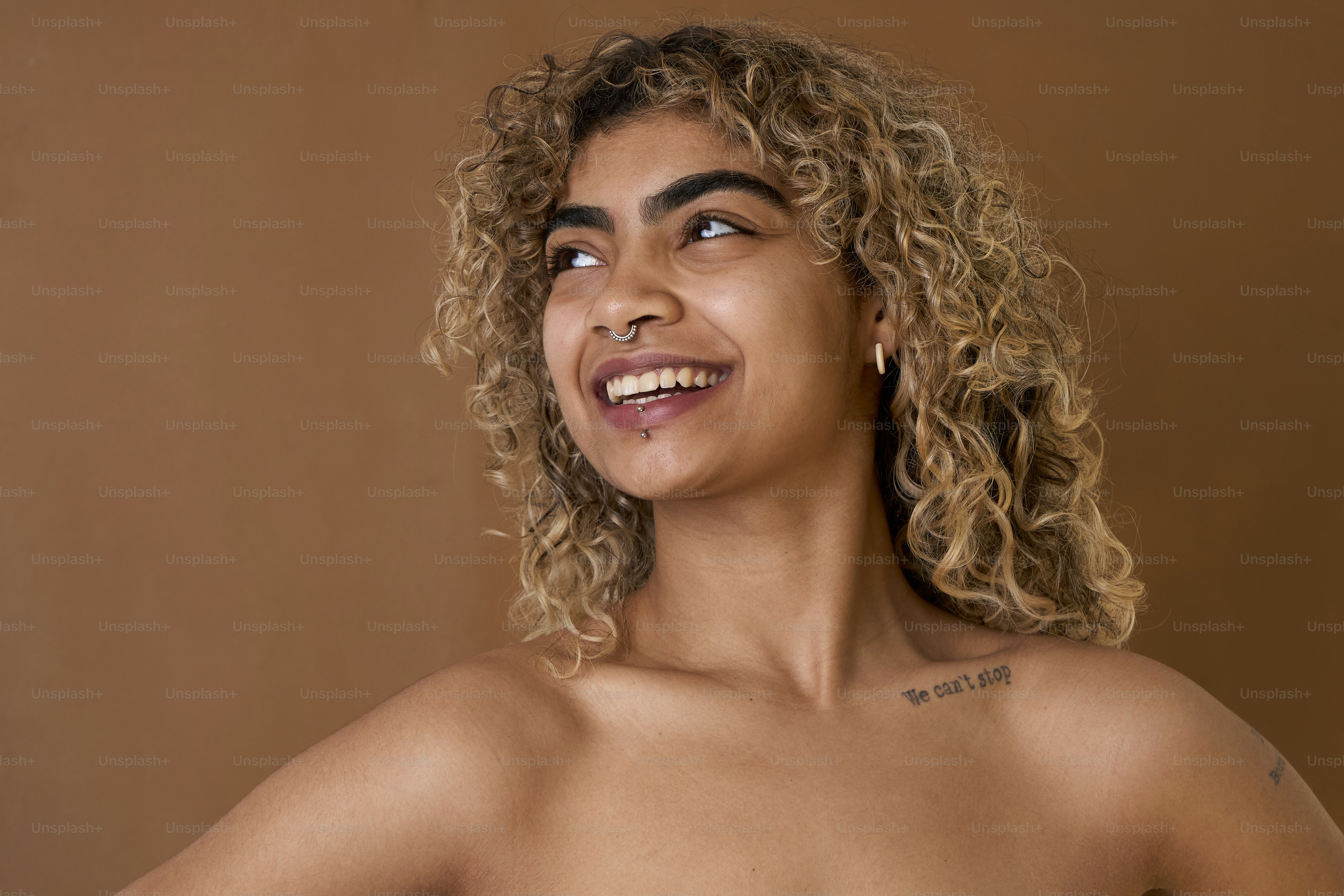 premium_photo-1728915402260-4650595973ca?ixid=M3wxMjA3fDB8MXxzZWFyY2h8MTN8fCVFOCVCNyVBOCVFNiU4MCVBNyVFNSU4OCVBQiVFOCU4OSVCMiVFNiU4MyU4NSVFNyU4OSU4N3xlbnwwfHx8fDE3NzI5MzM0NDN8MA\u0026ixlib=rb-4.1.0