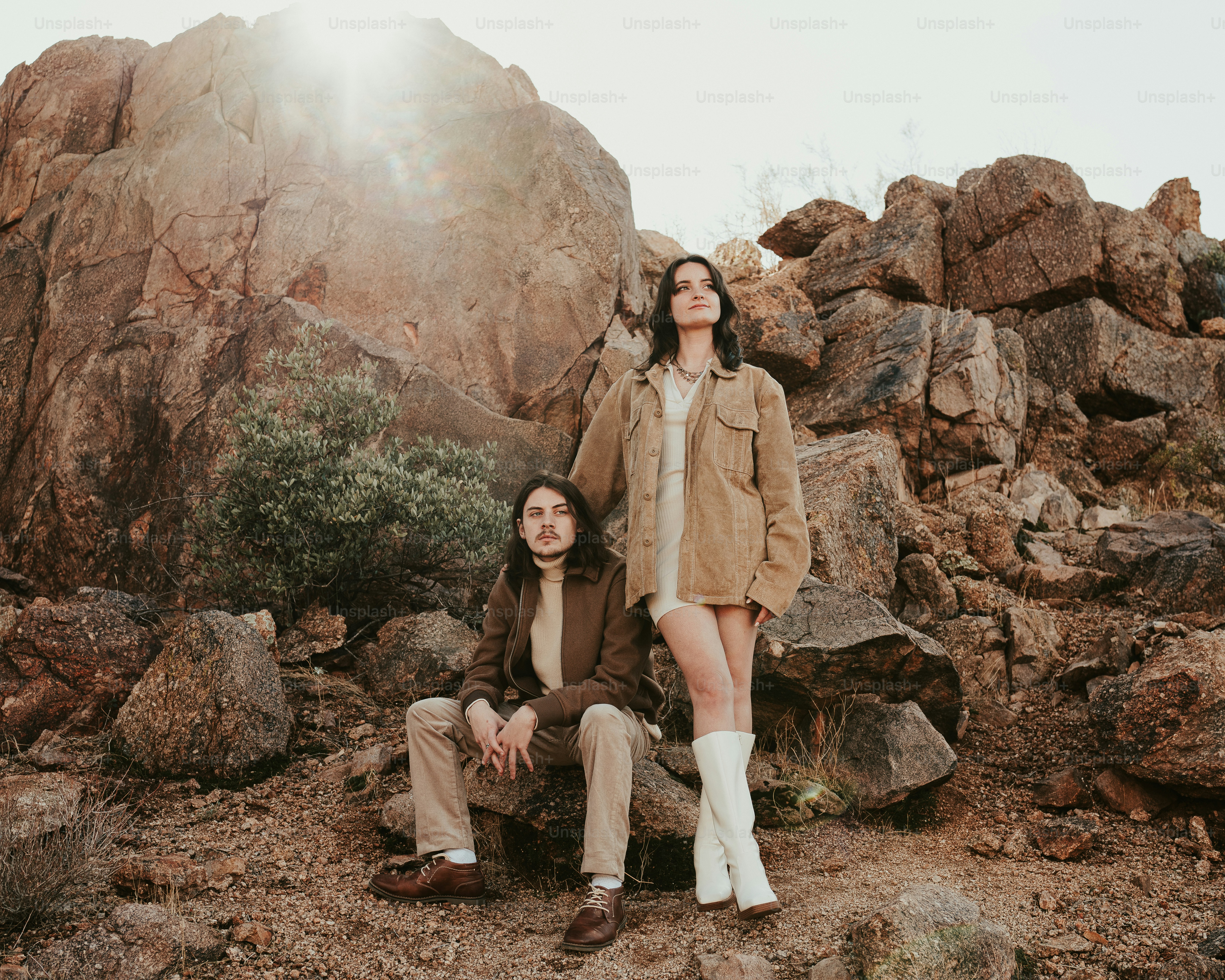 Ein paar Leute sitzen auf einem Haufen Steine