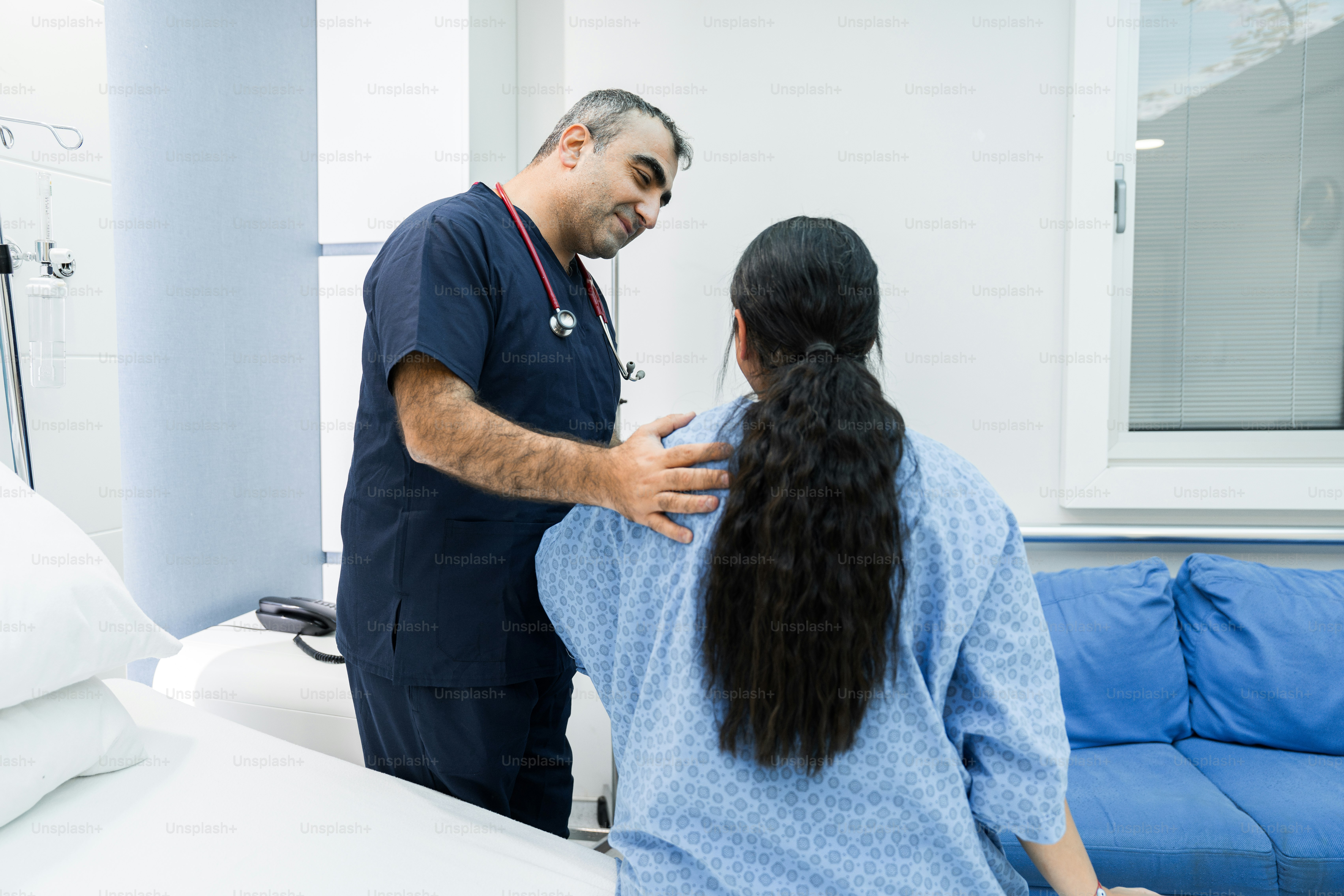 Um homem e uma mulher em um quarto de hospital