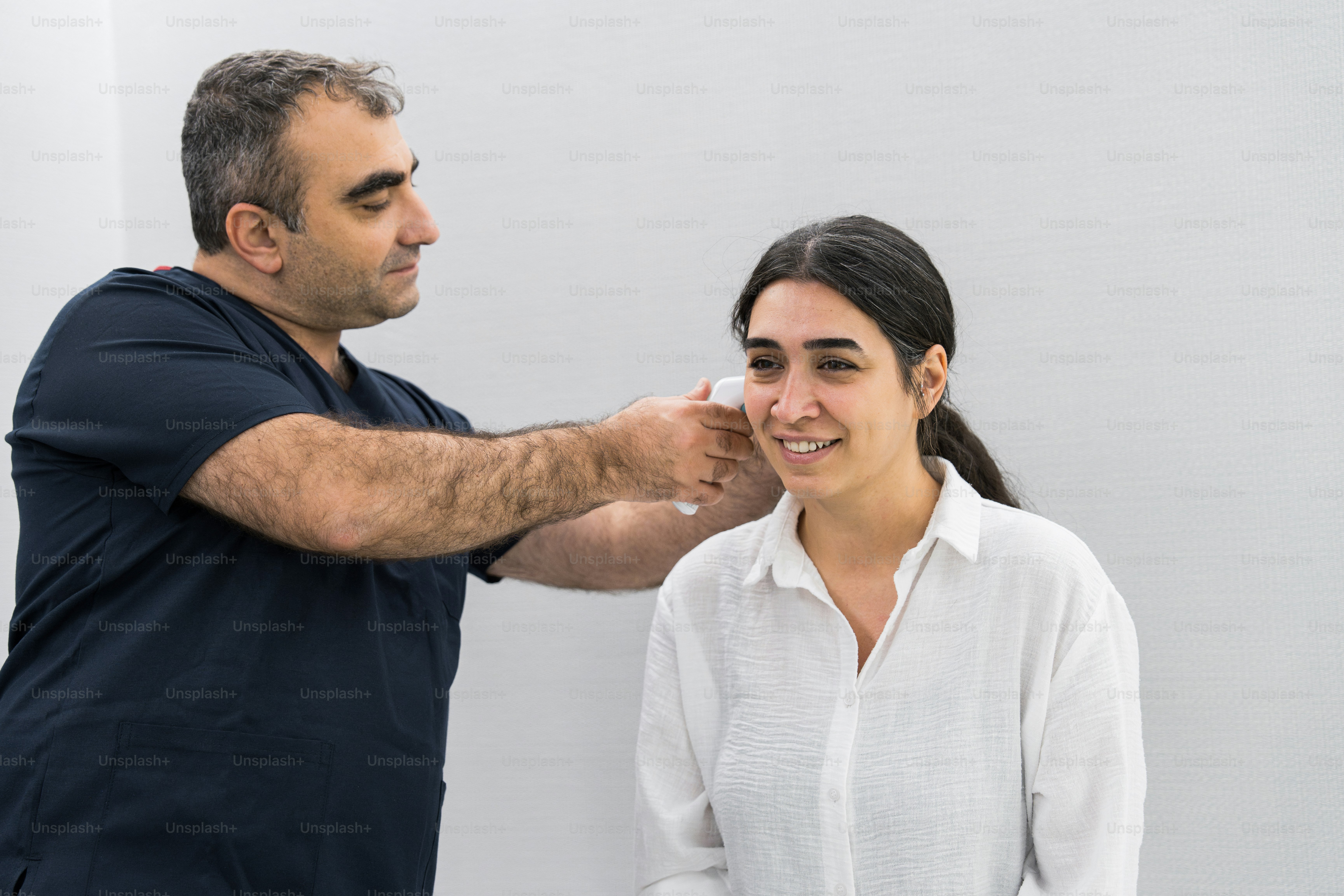 Un homme aidant une femme avec ses cheveux