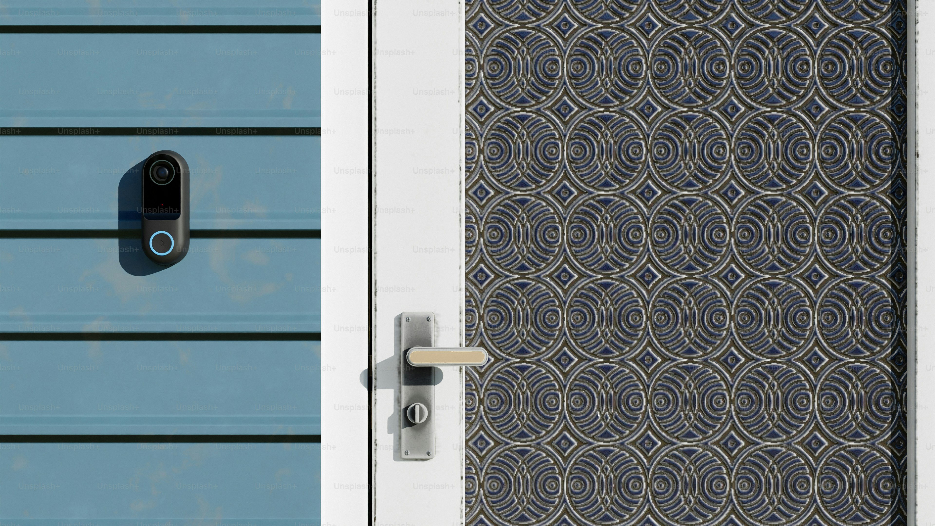 Un primo piano di una maniglia di una porta su una porta