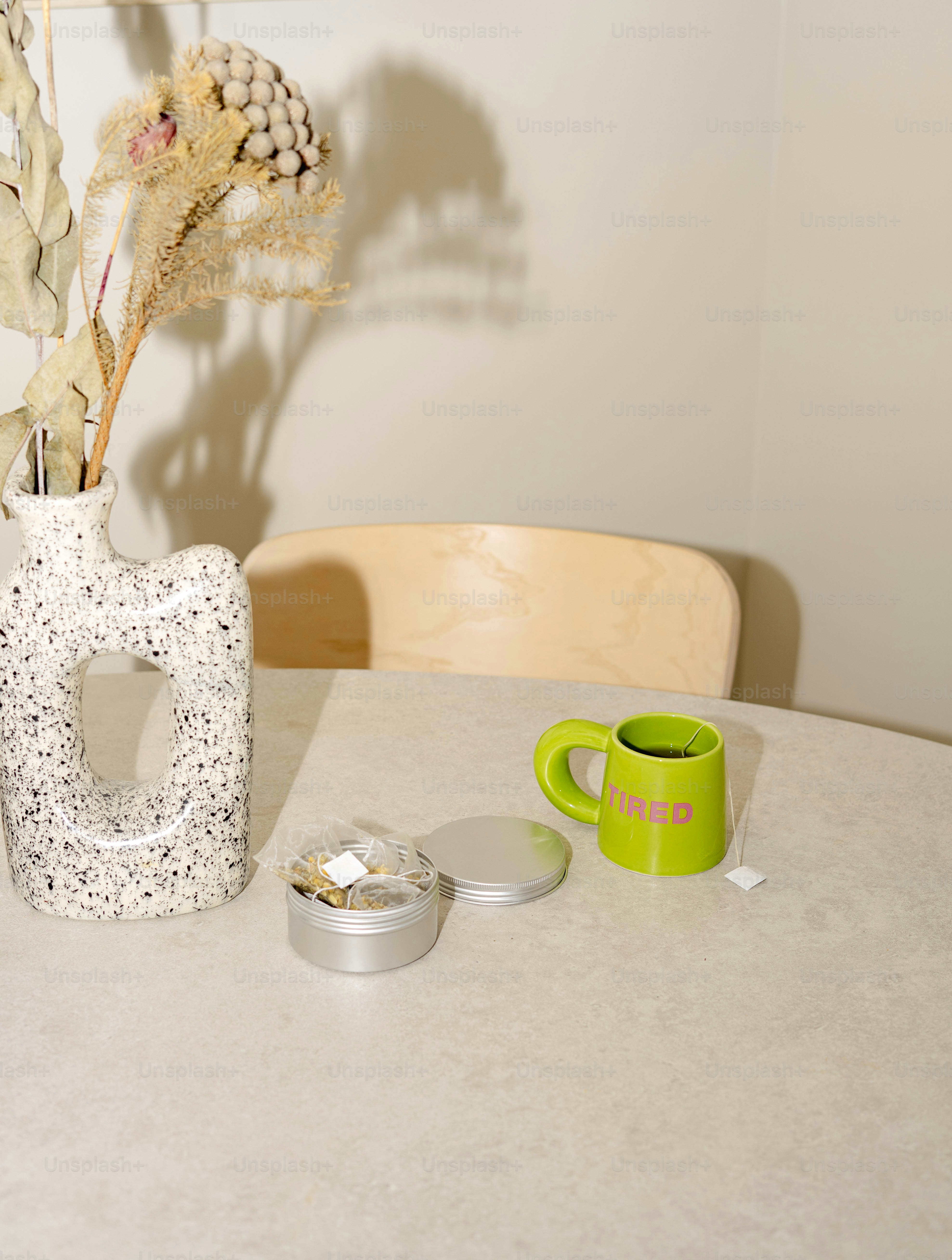 Ein Tisch mit einer Vase und einer Tasse darauf