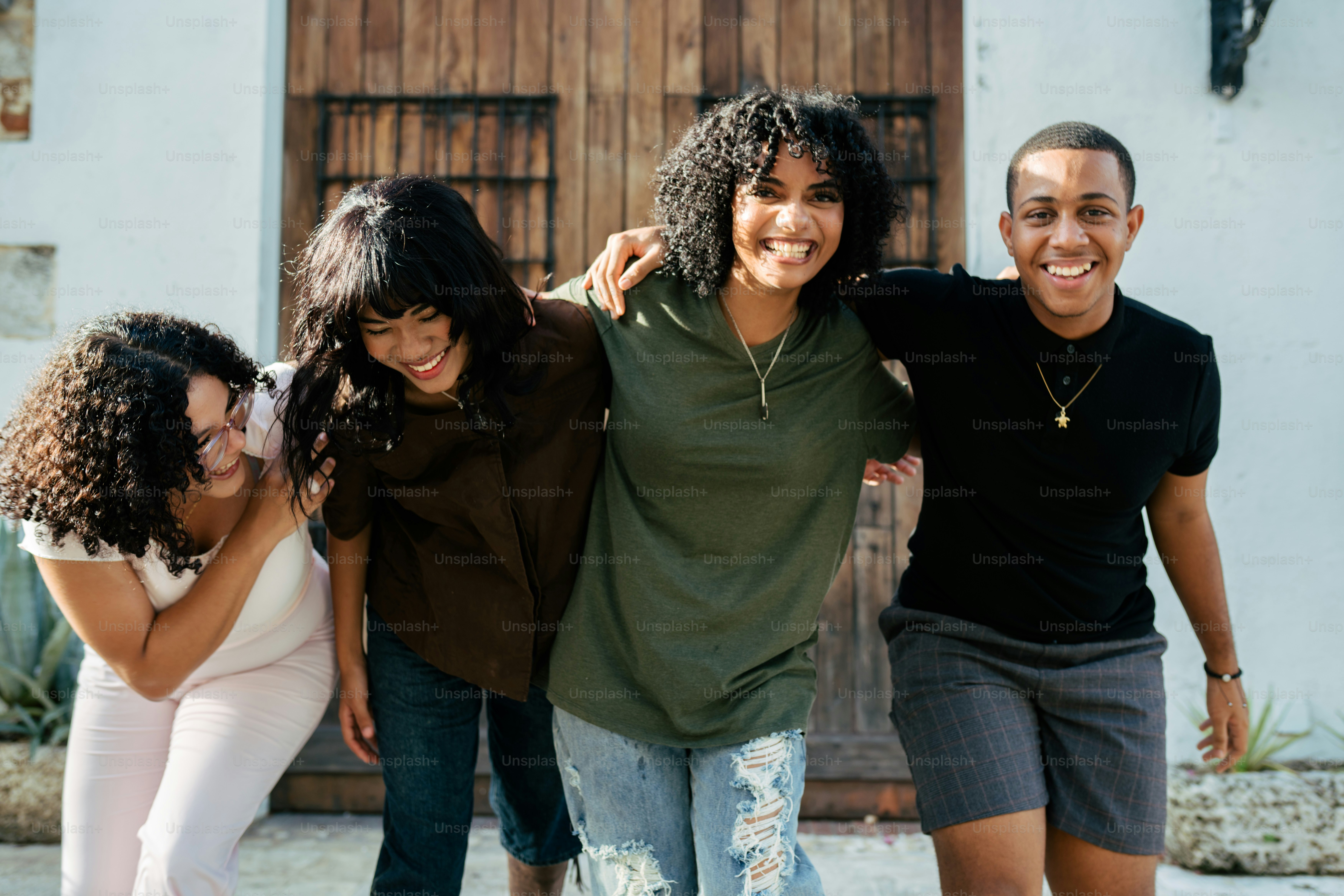 나란히 서 있는 한 무리의 사람들