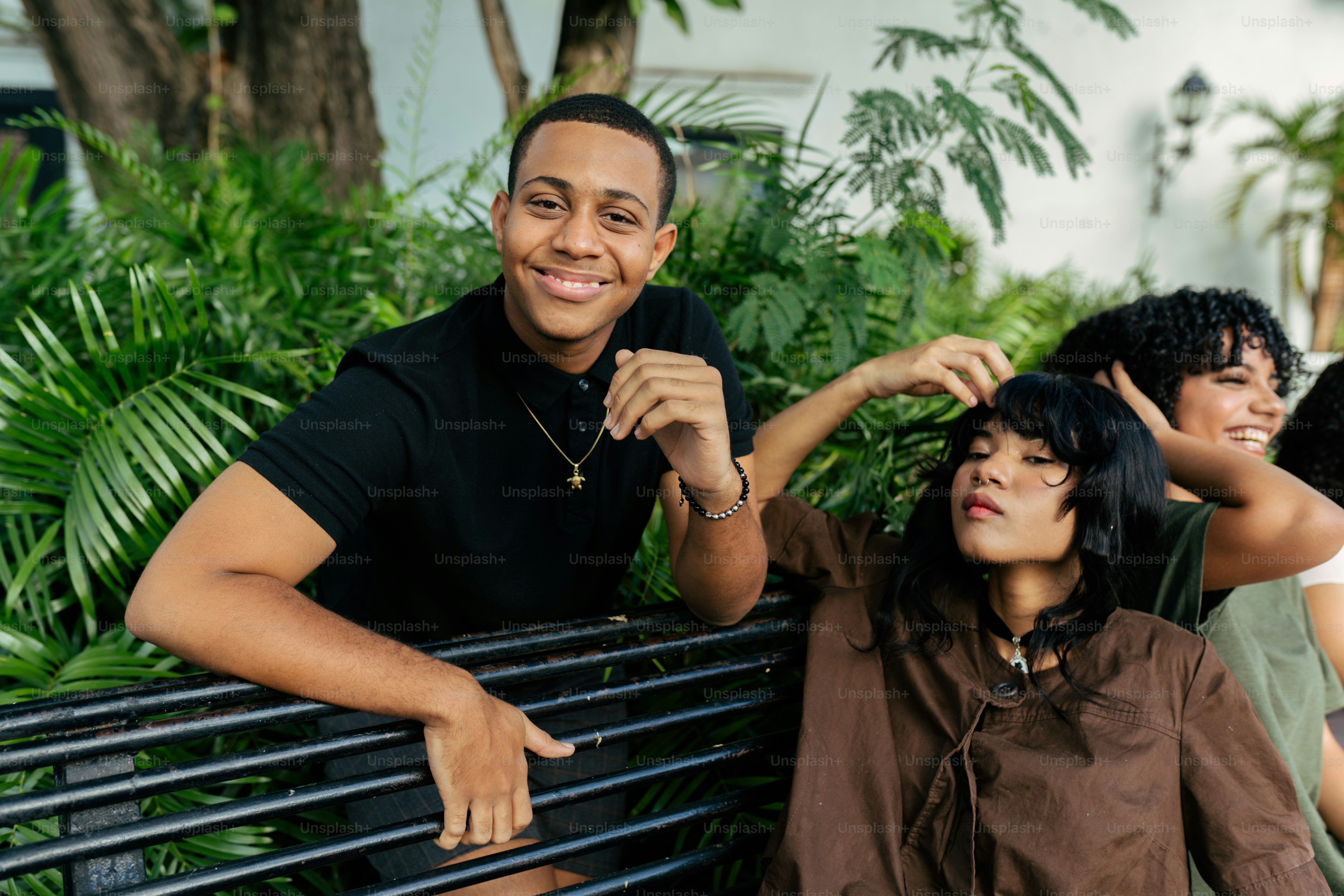 벤치에 나란히 서 있는 한 무리의 사람들