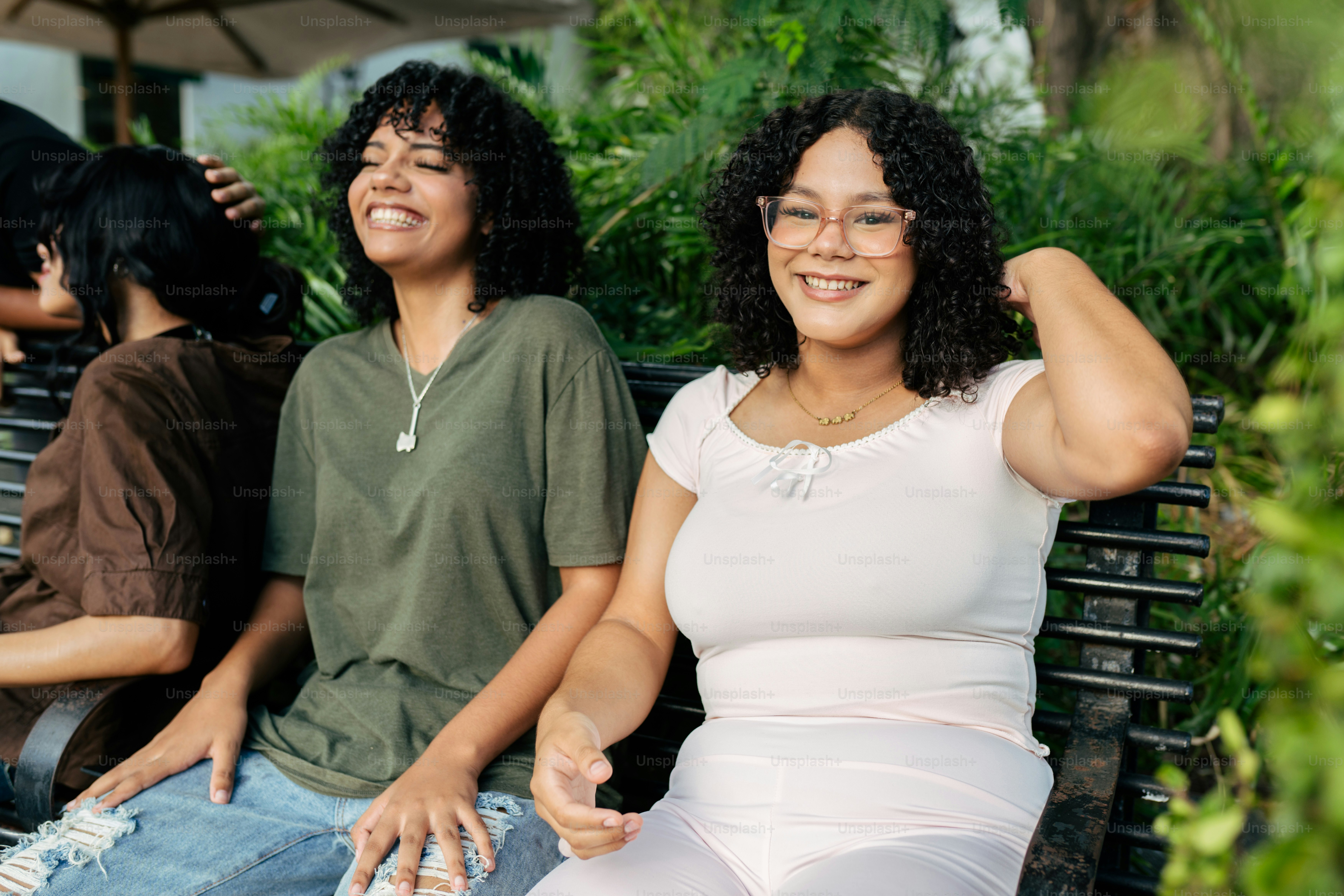 나무 벤치 위에 앉아있는 한 무리의 사람들