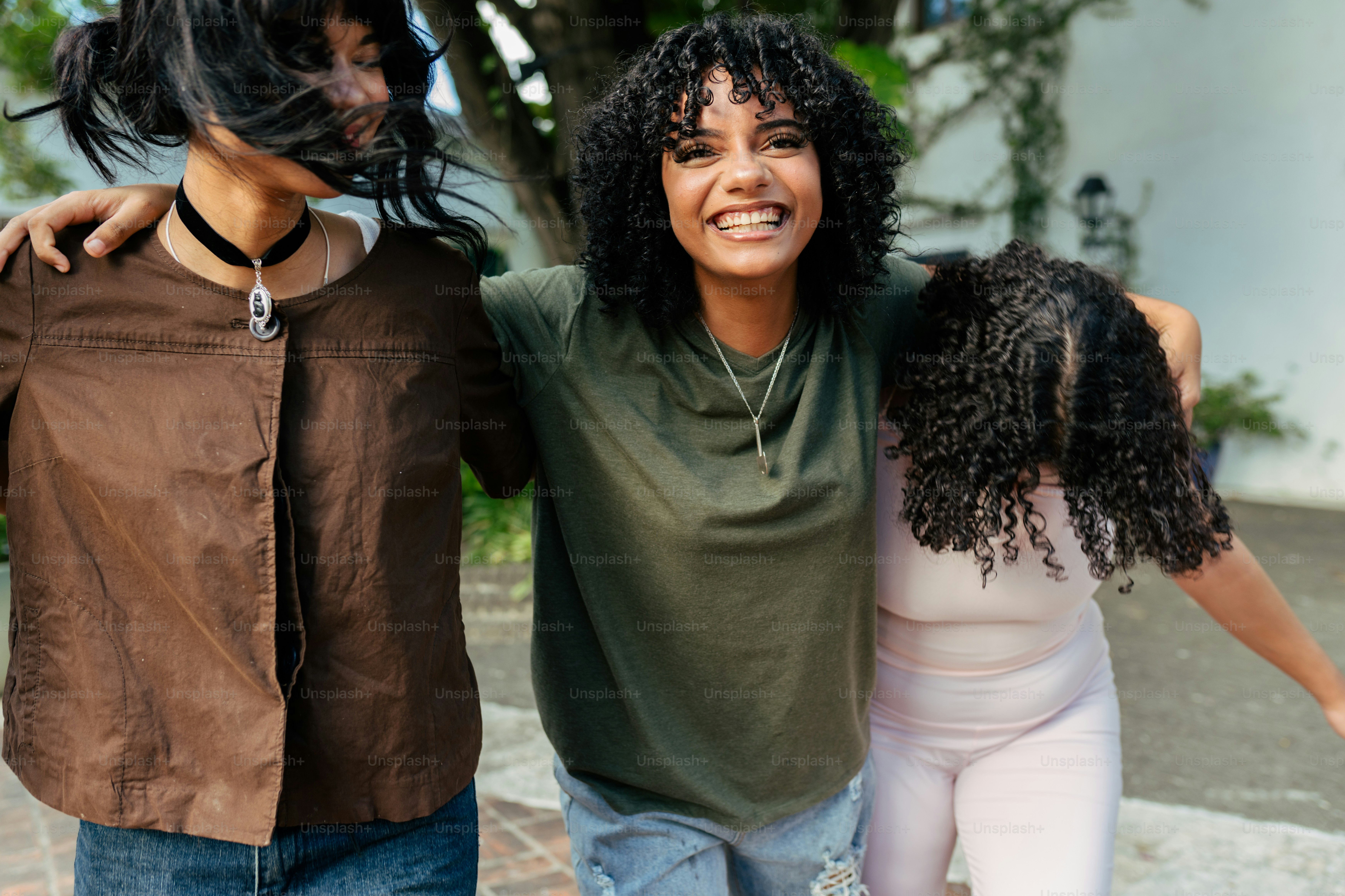 나란히 서 있는 한 무리의 사람들