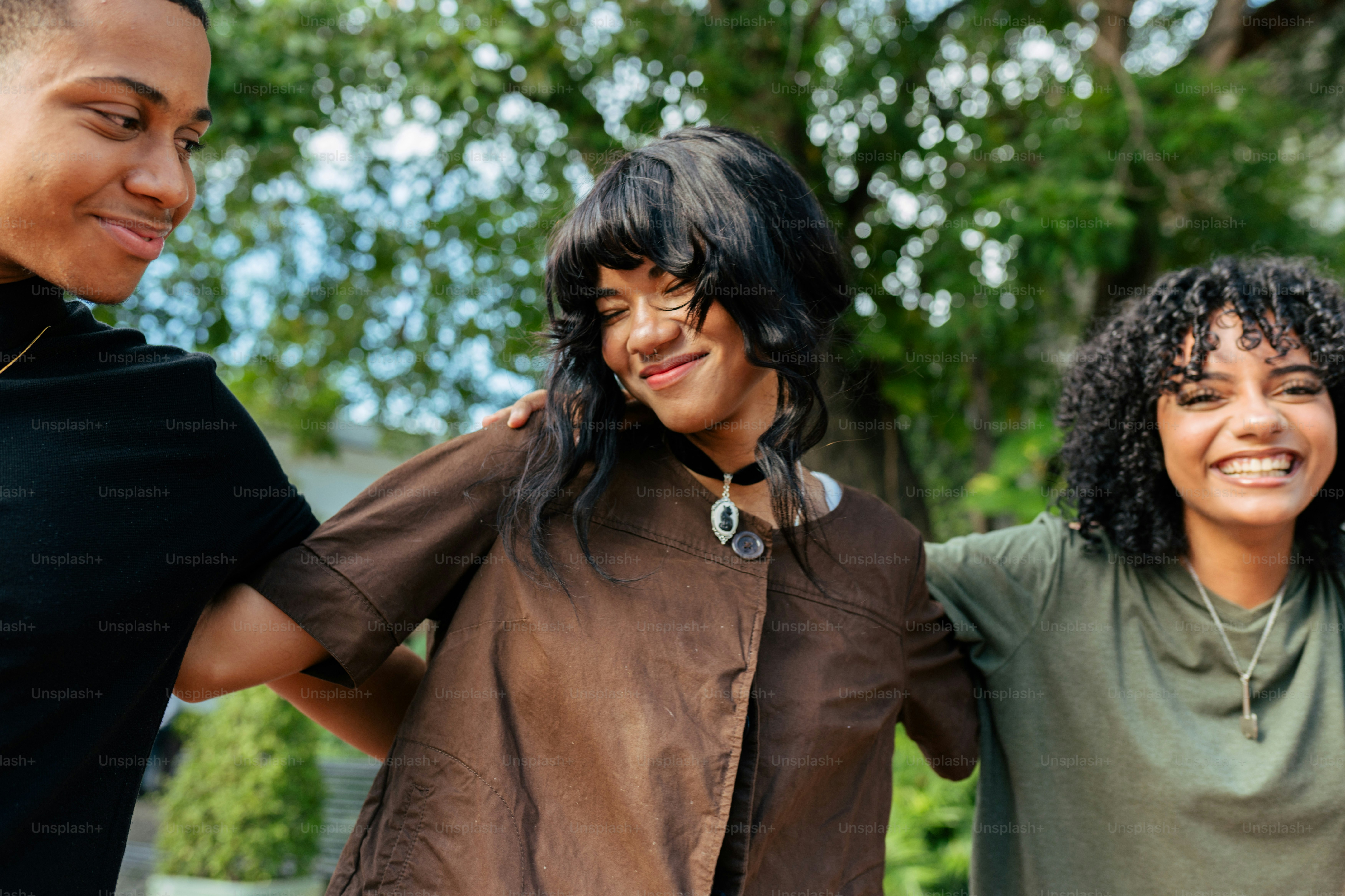 나란히 서 있는 한 무리의 사람들