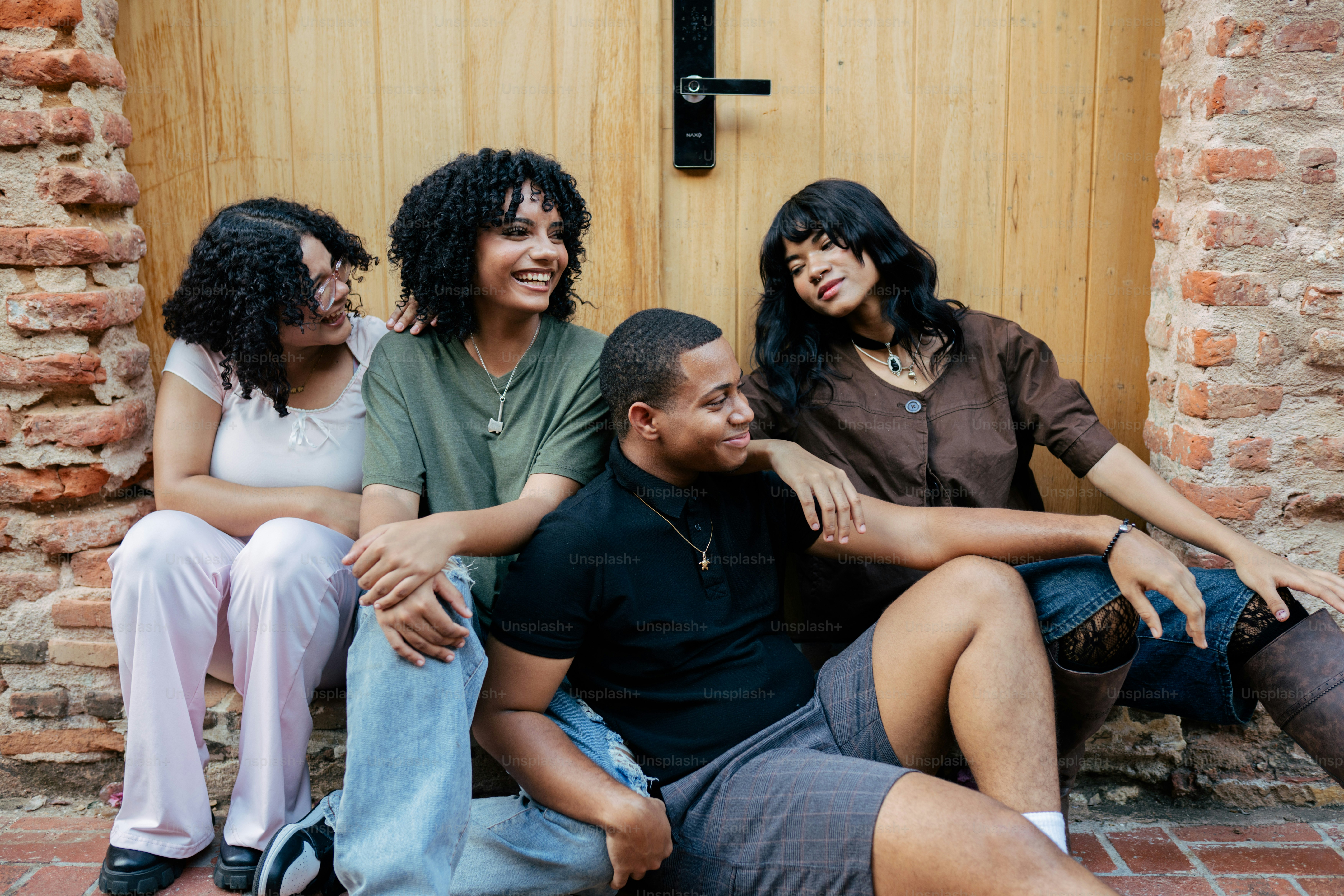 나란히 앉아있는 한 무리의 사람들