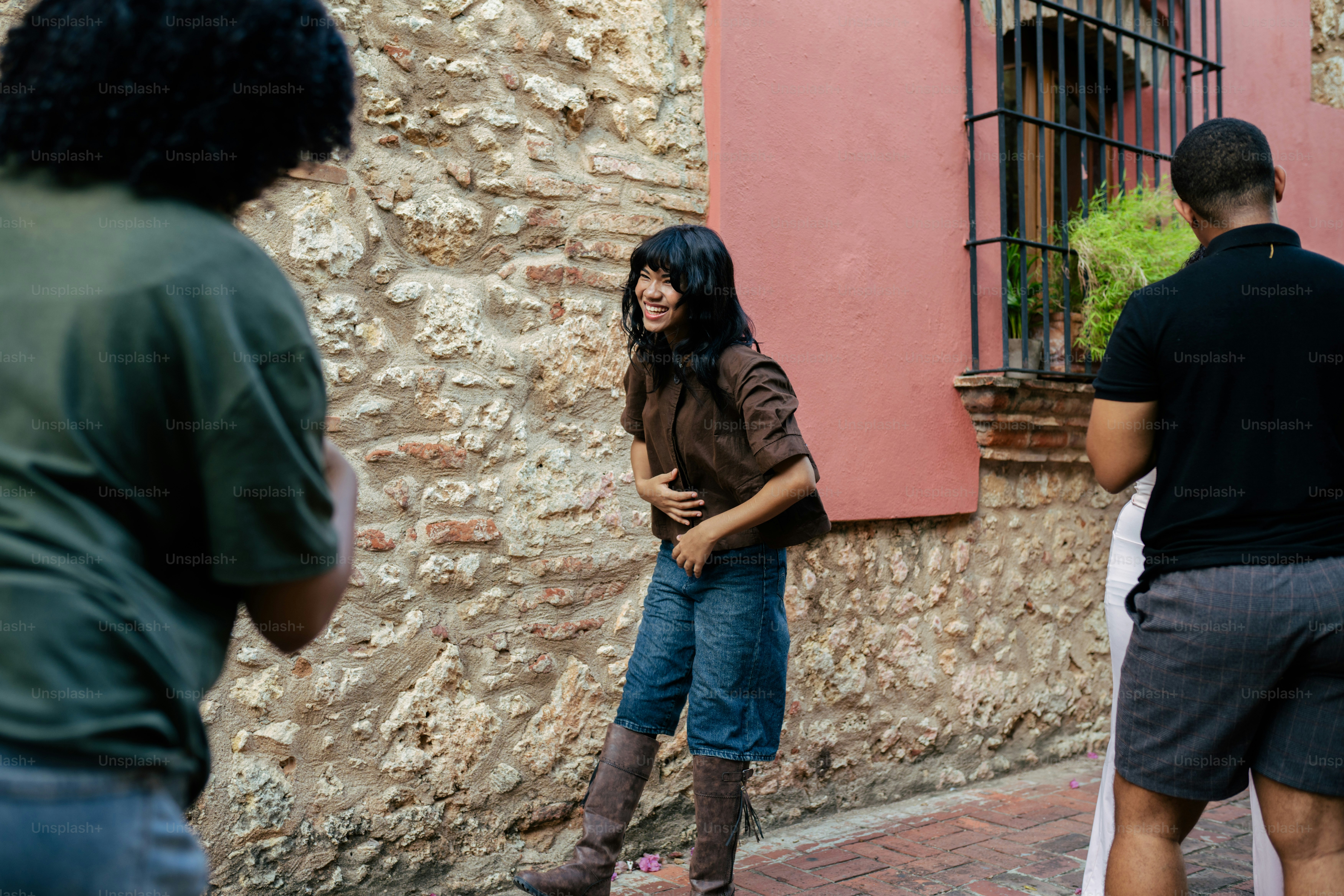 건물 앞에 서 있는 한 무리의 사람들