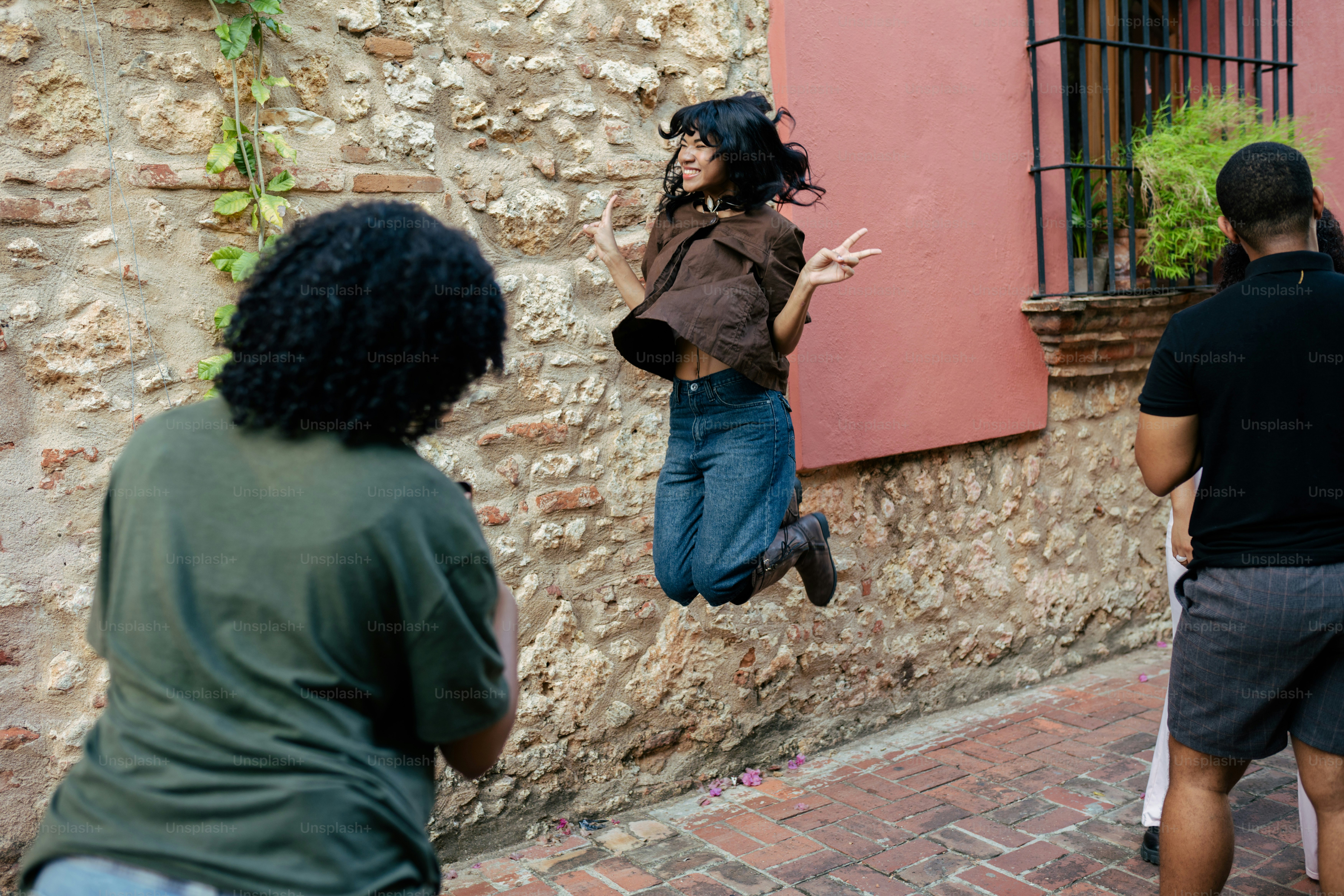 건물 근처에서 공중으로 뛰어오르는 사람