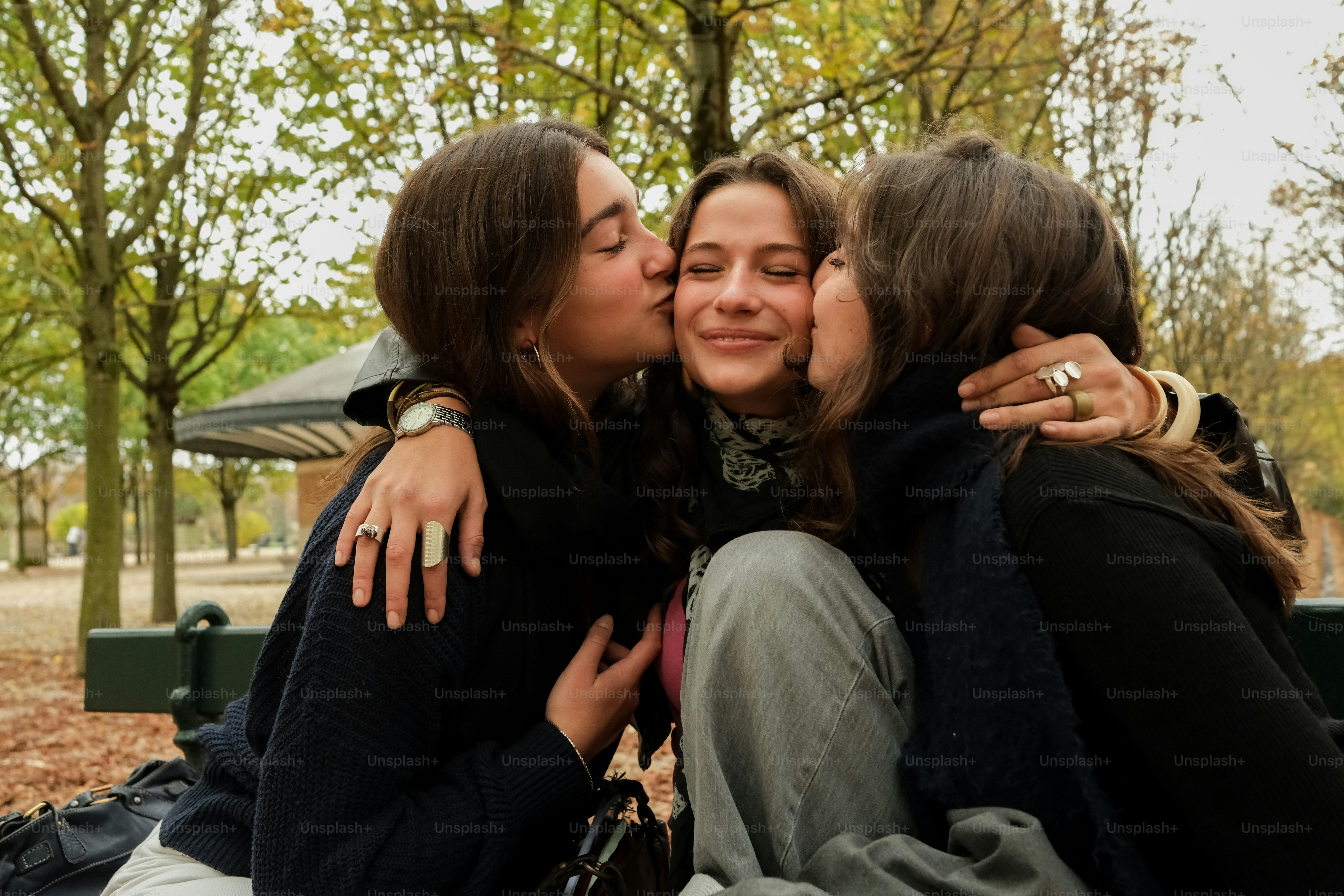 Two women sitting on a bench in a park photo – Autumn Image on Unsplash