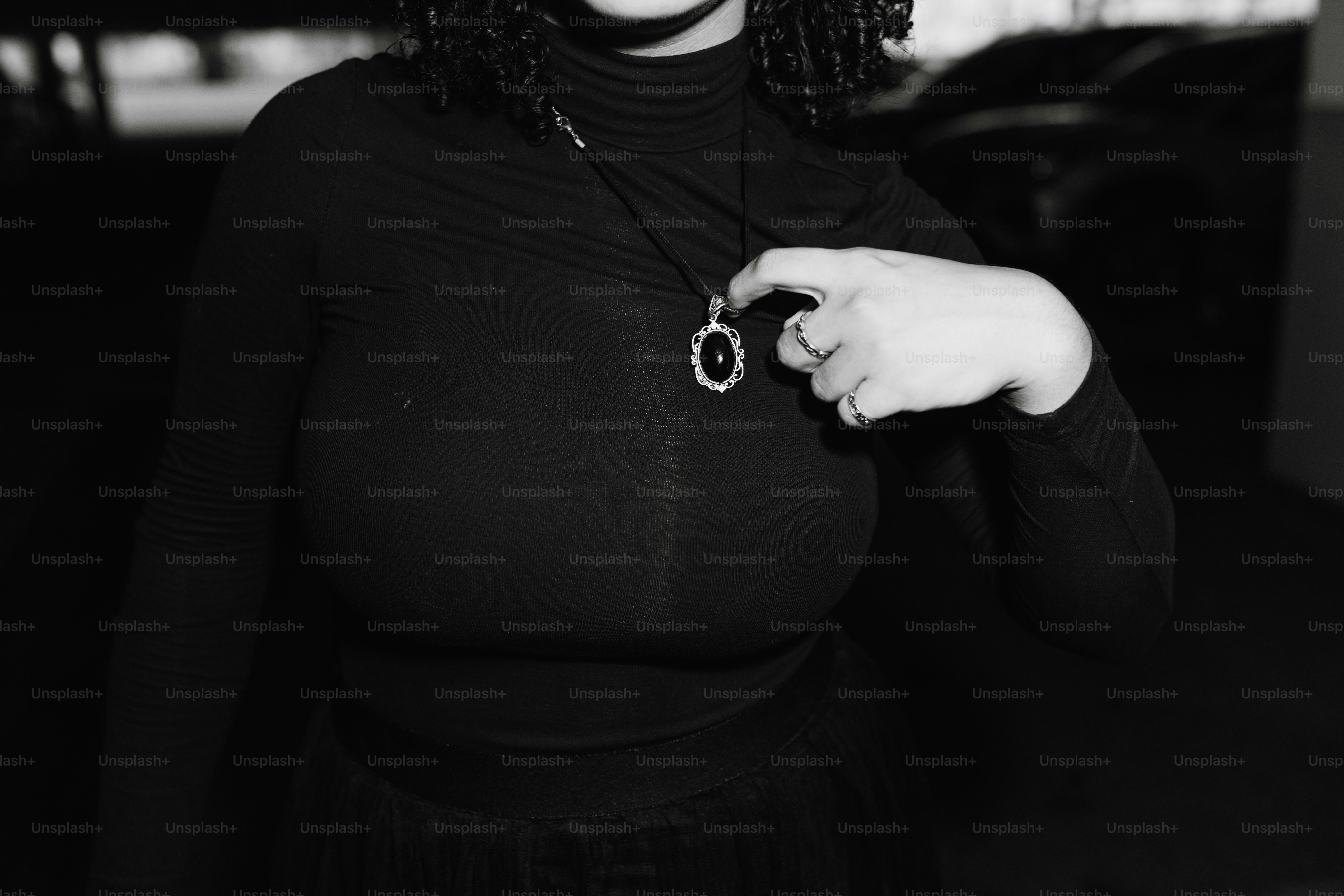 검은 드레스를 입은 여성의 흑백 사진