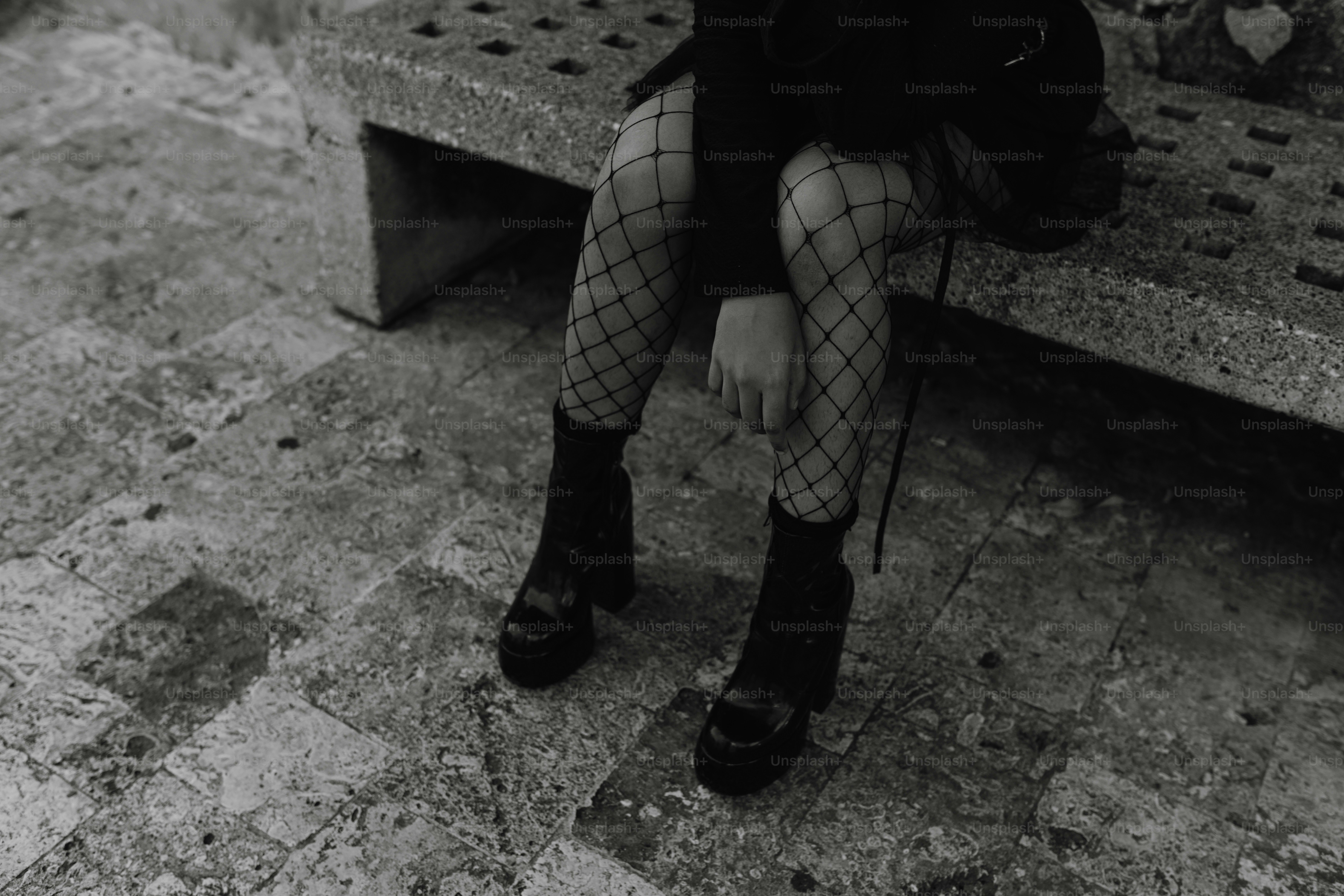 벤치에 앉아 있는 여성의 흑백 사진