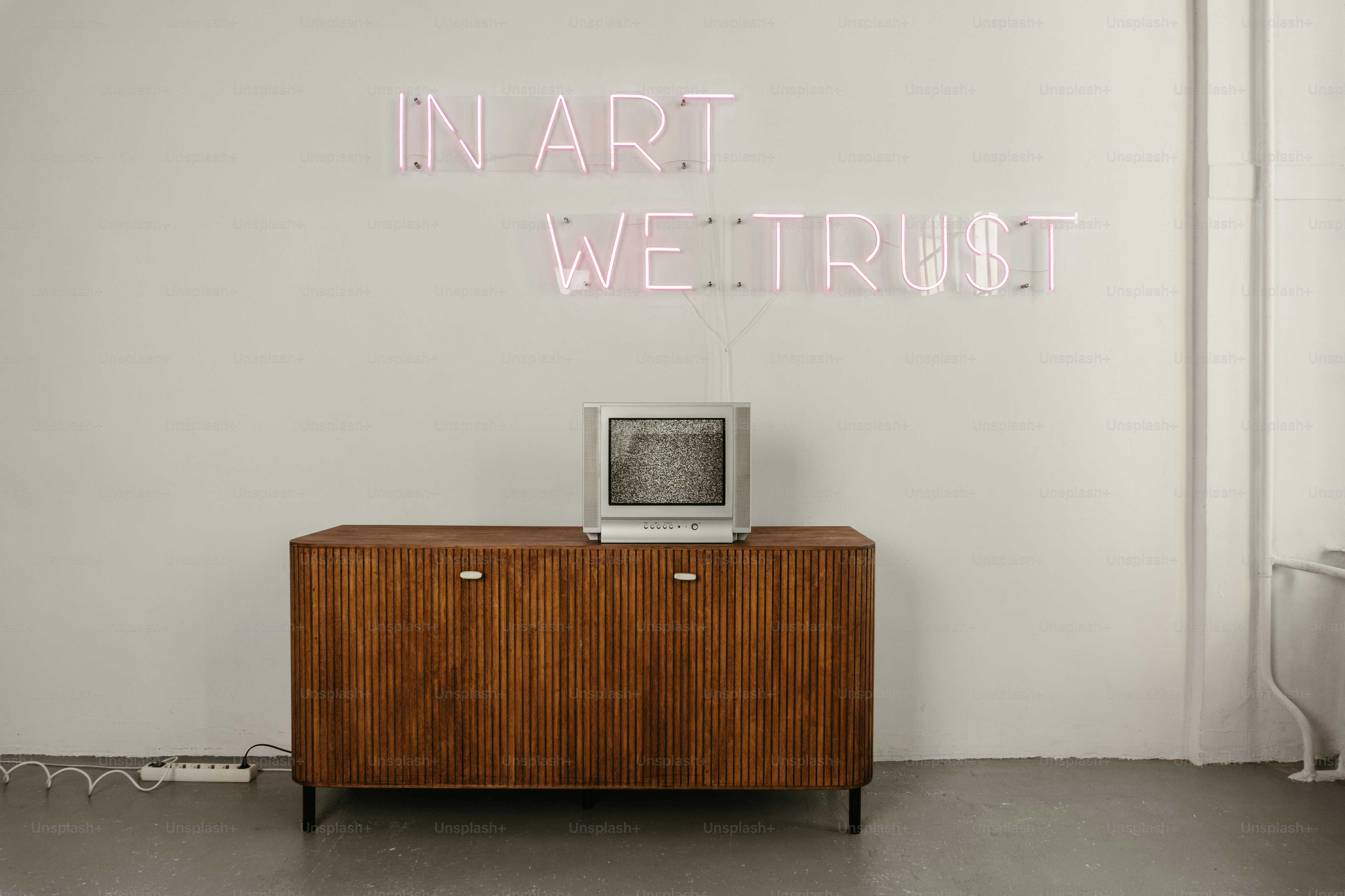 木製のキャビネットの上に置かれたテレビ