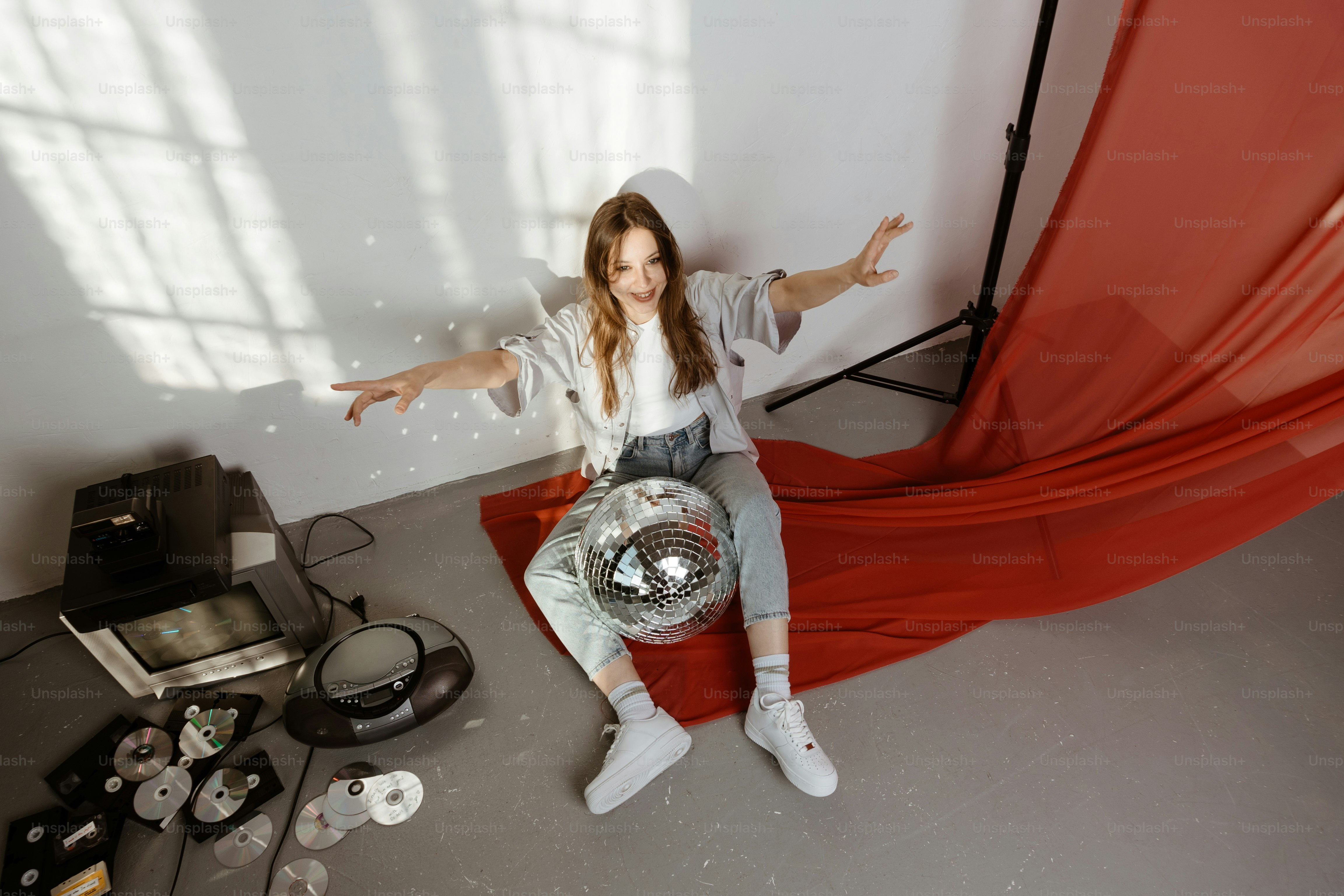 部屋の赤い椅子に座っている女性