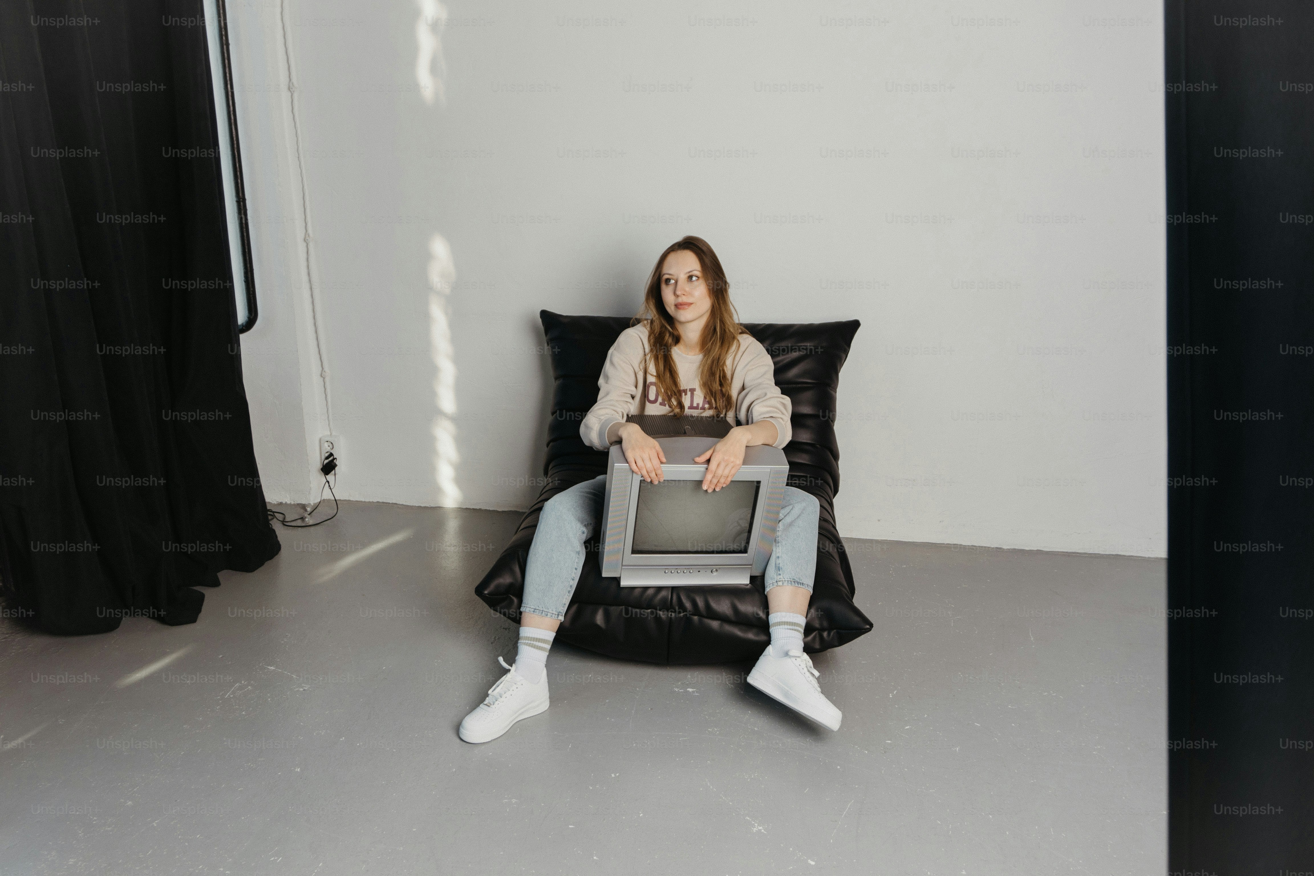 ノートパソコンを持って椅子に座っている女性