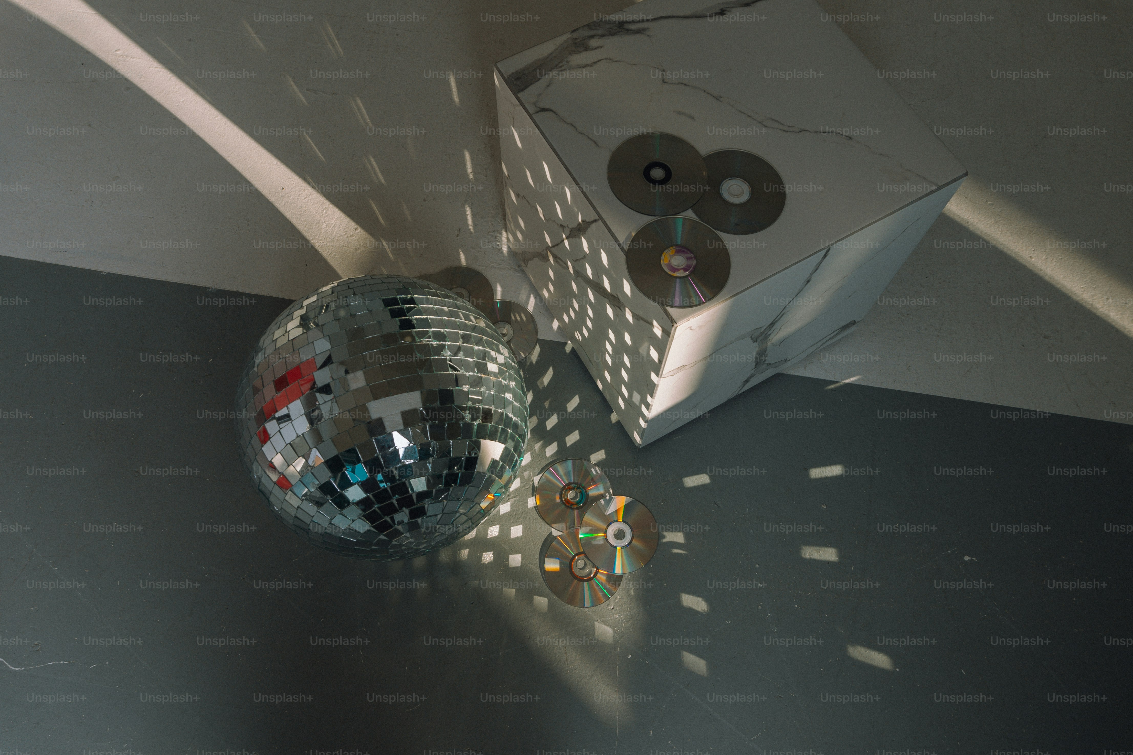 Una bola de discoteca encima de una mesa