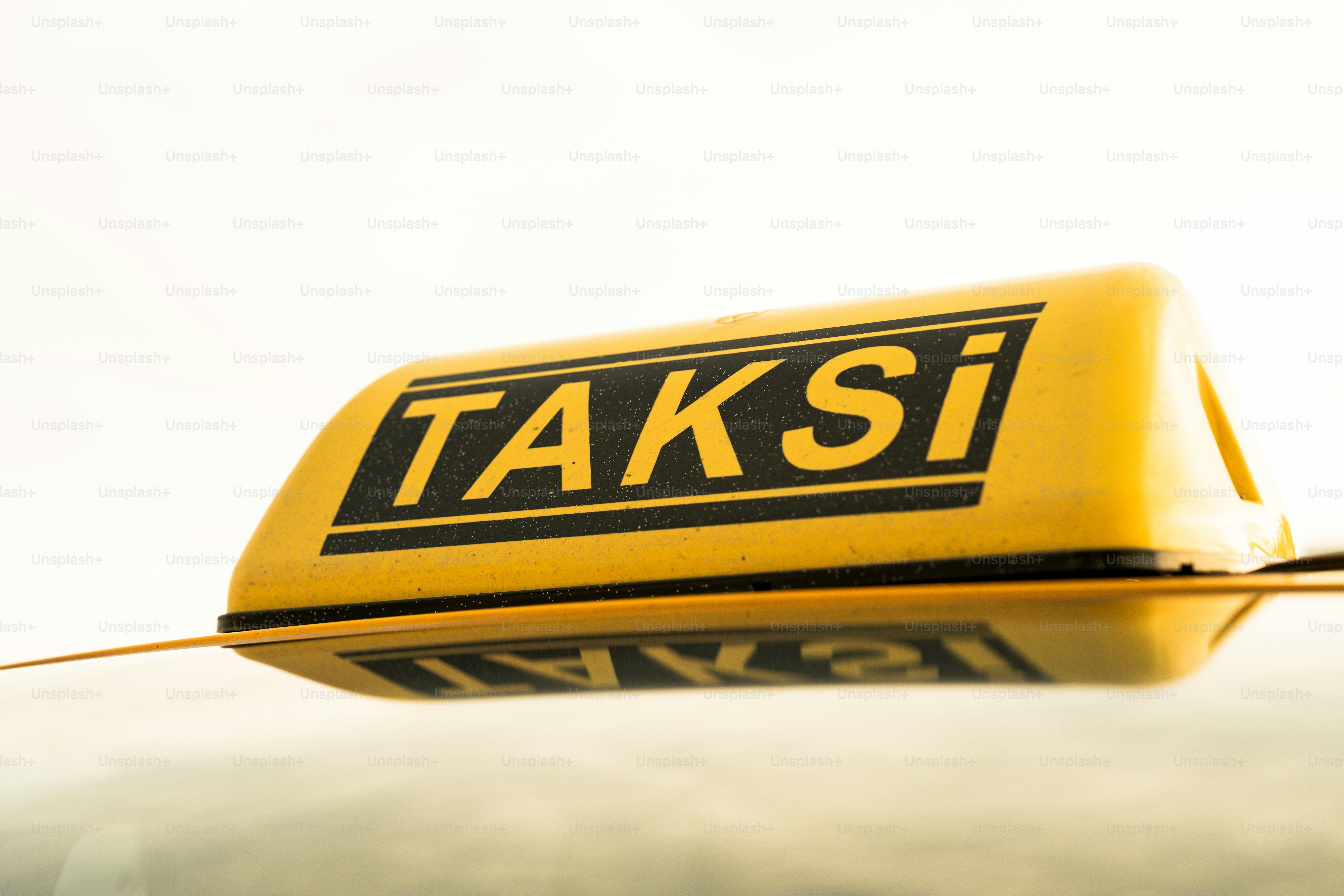 Un taxi con sopra un cartello giallo