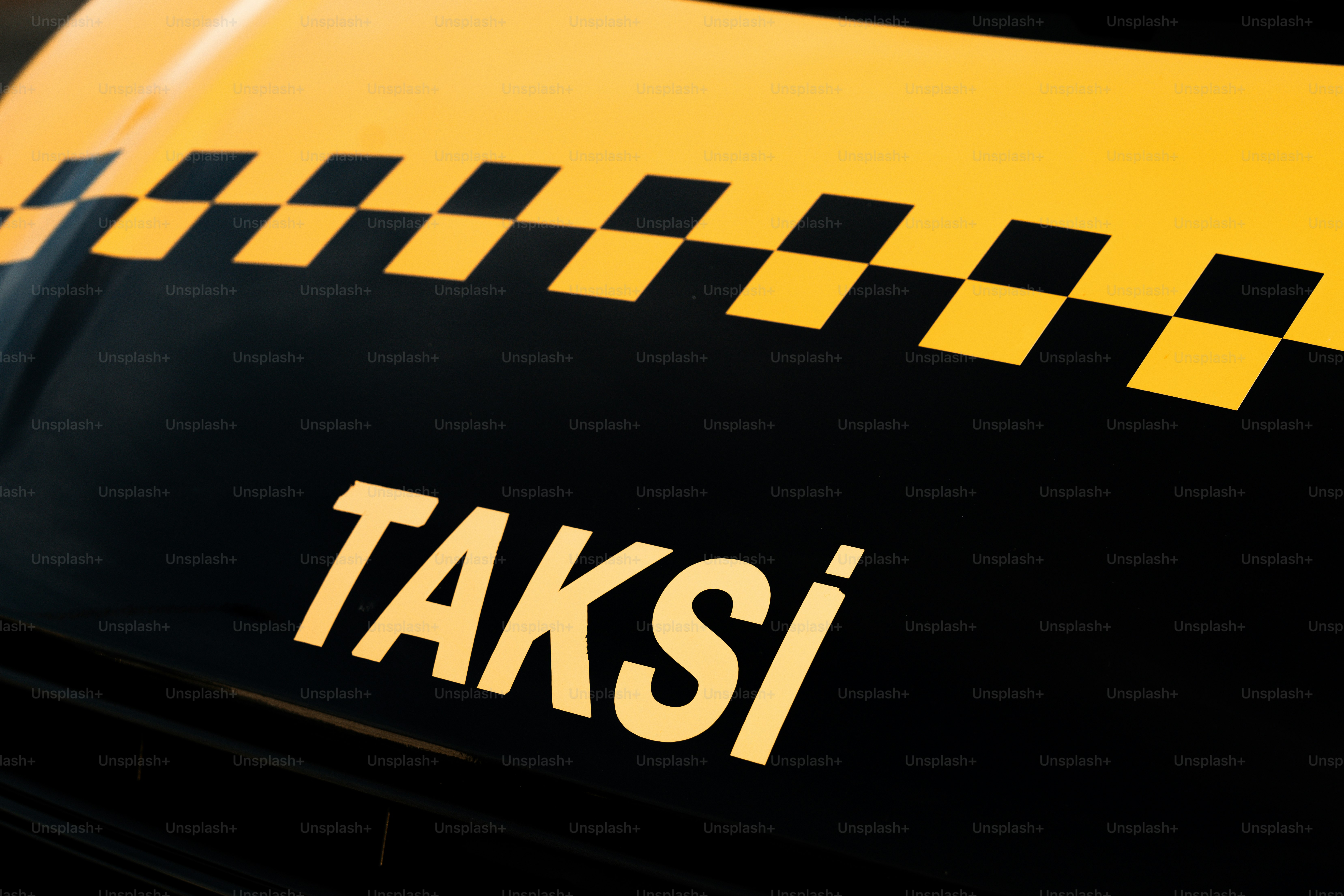 Close-up tanda taksi di mobil