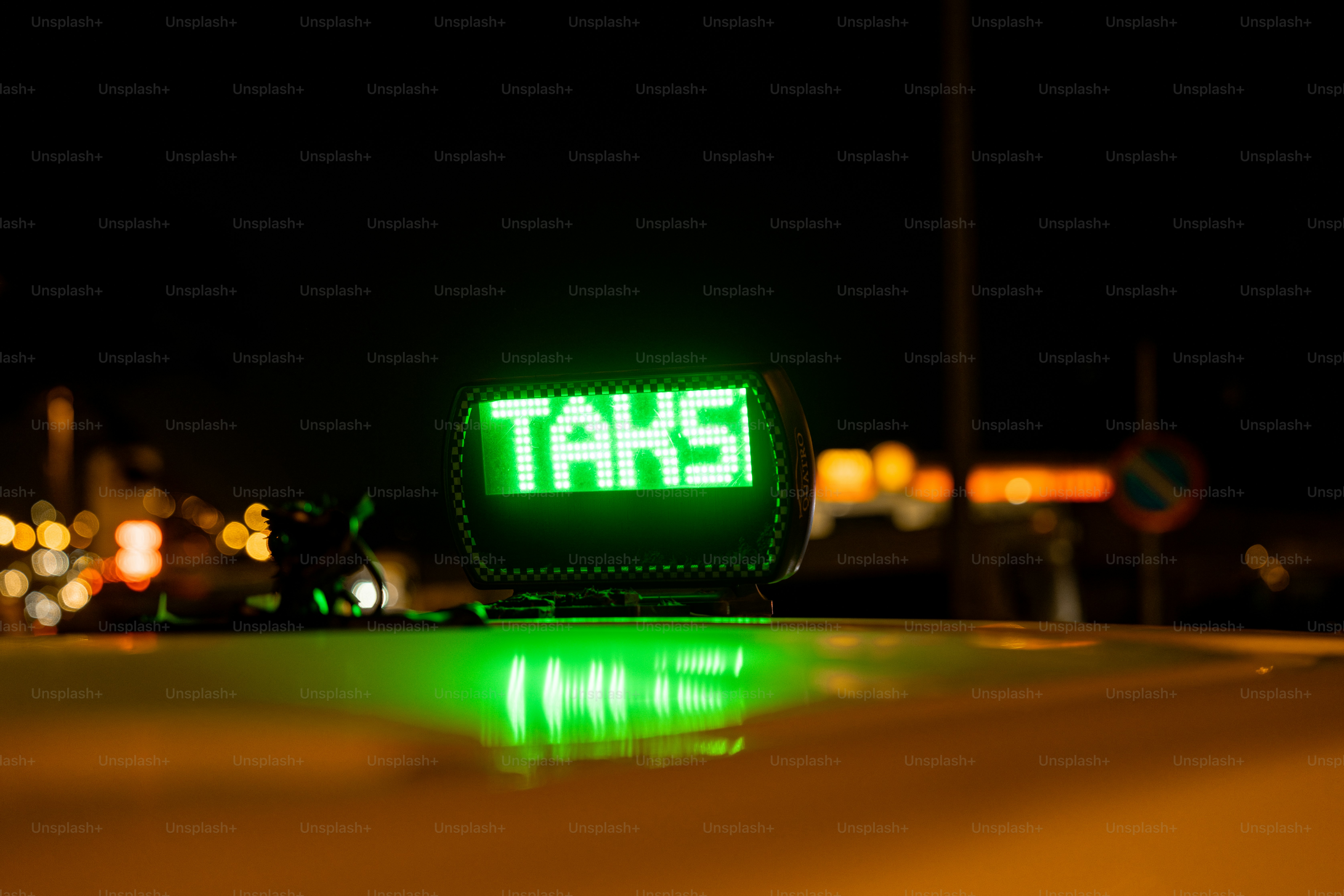 Un primo piano di una luce verde su un'auto