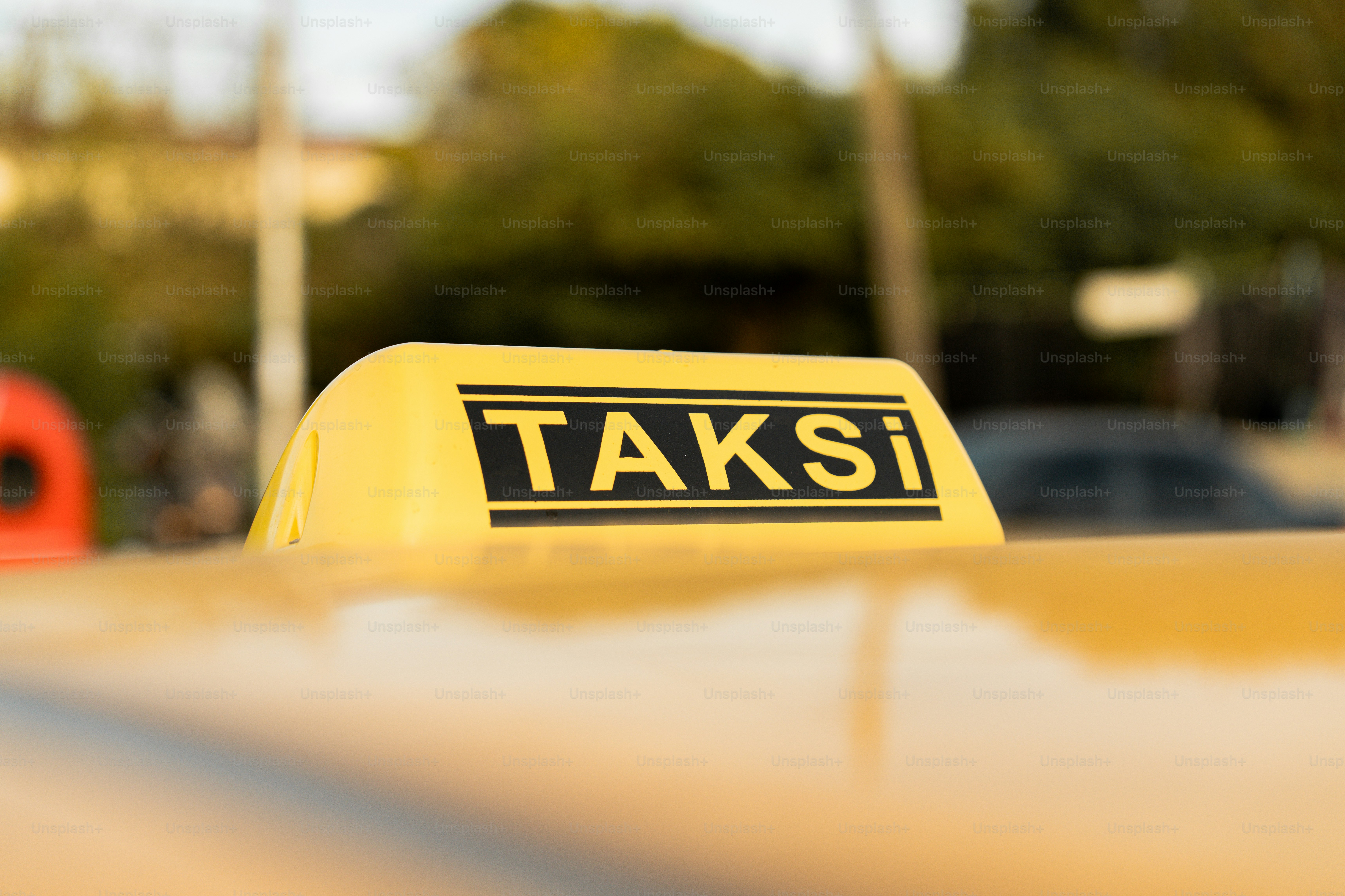 Un taxi con un cartello taxi sul retro