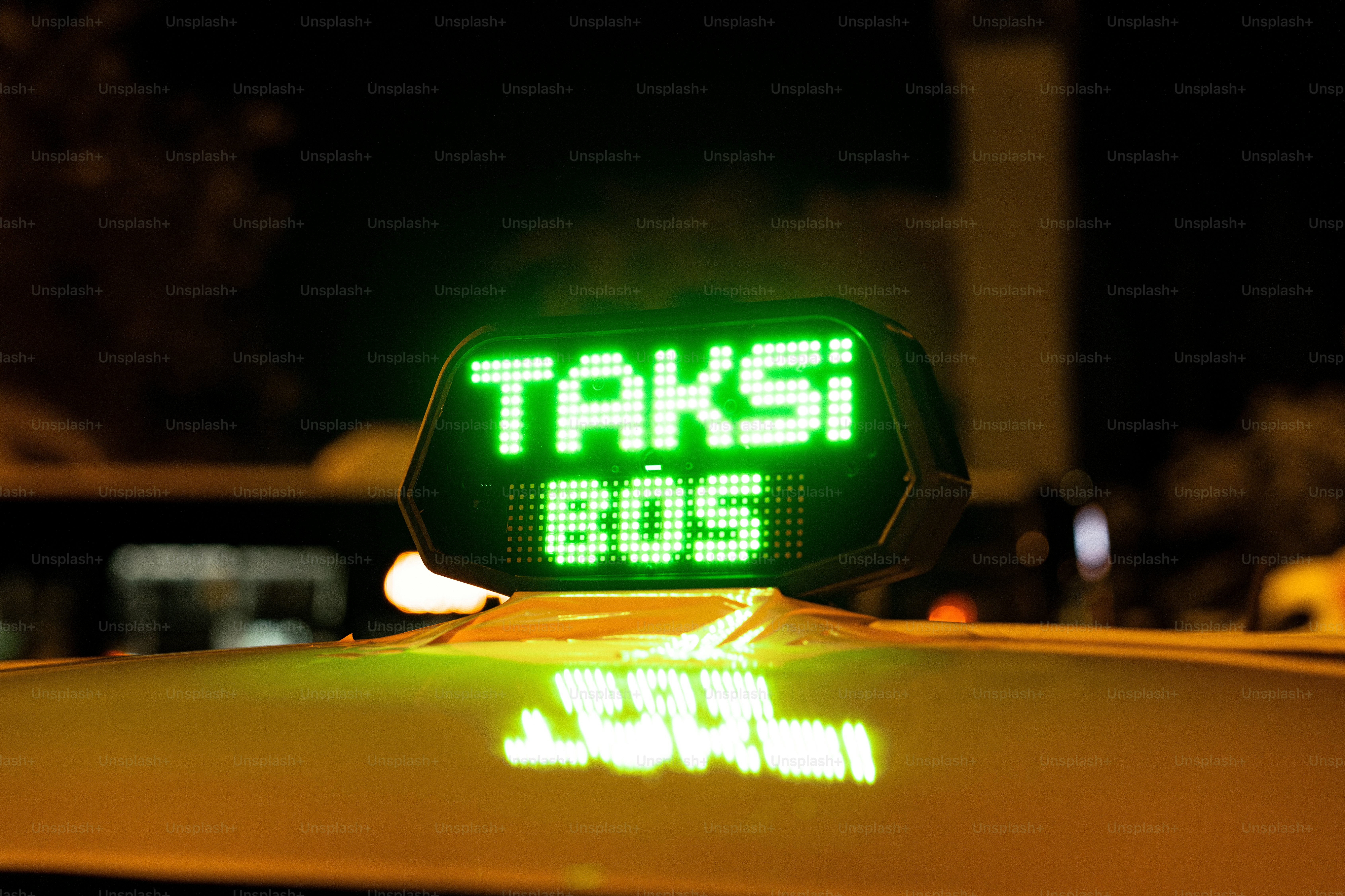 Close-up tanda taksi di atas mobil