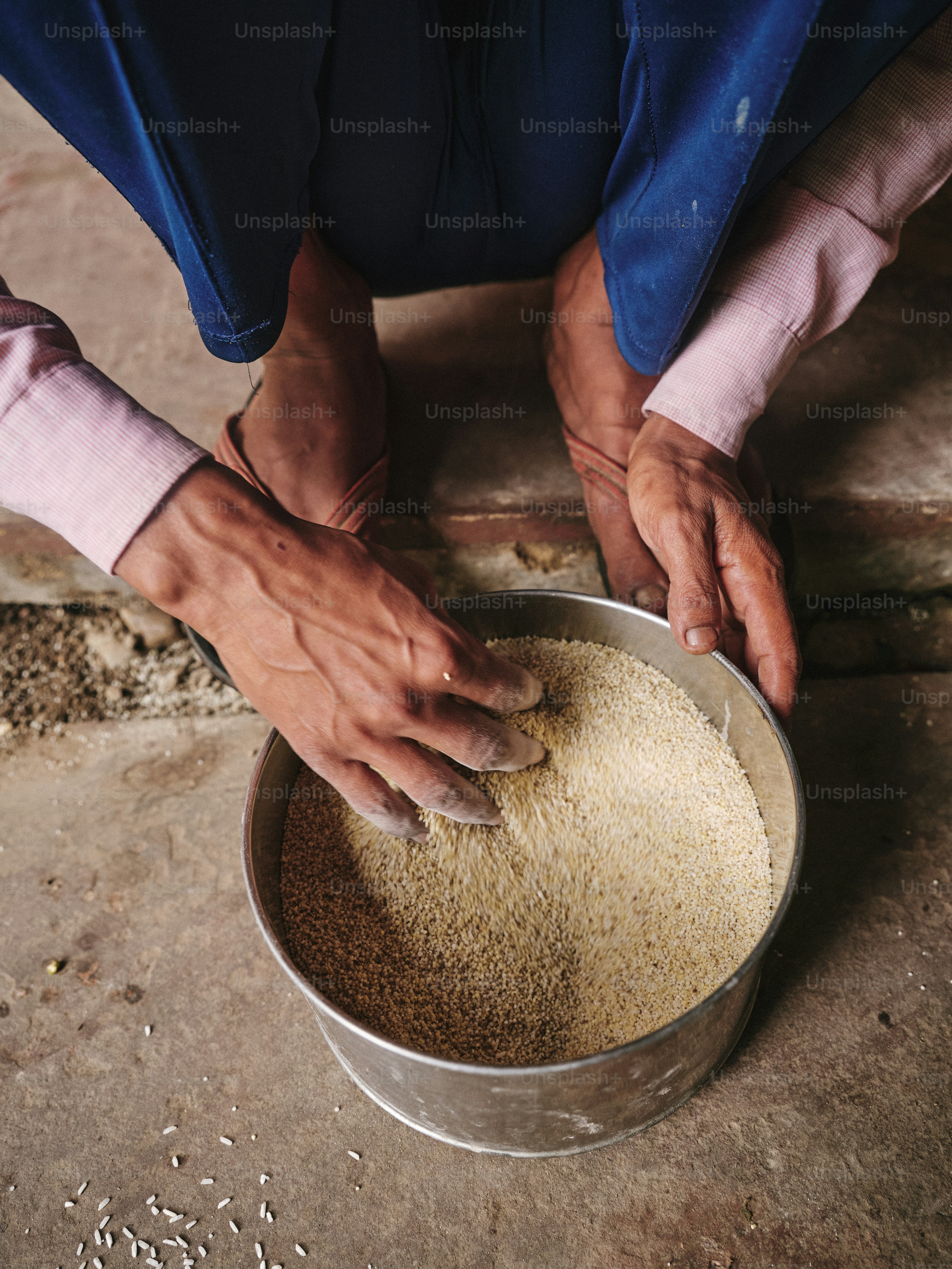 Une personne qui met quelque chose dans un bol sur le sol