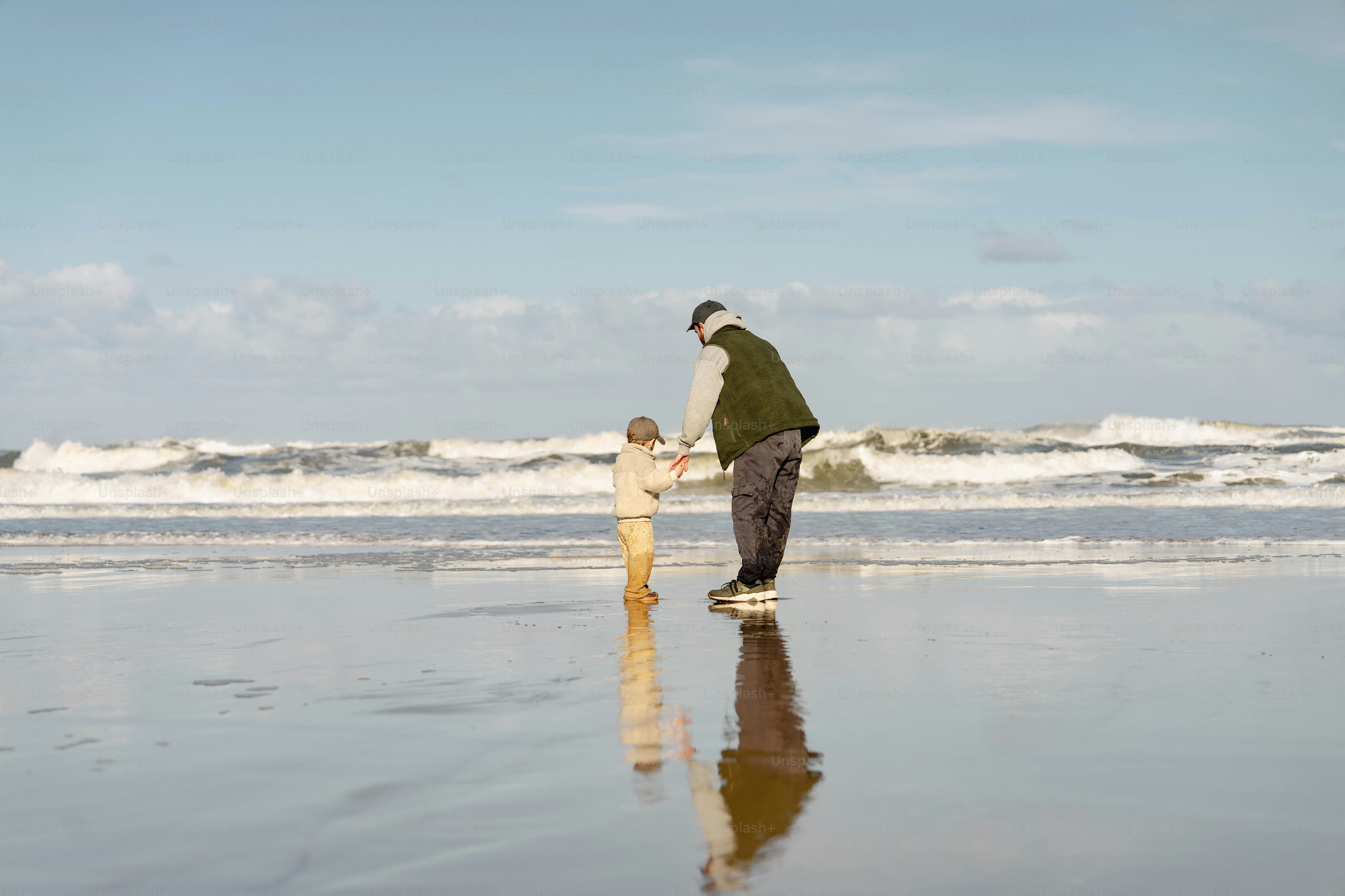 Ein Mann geht an einem Strand am Meer entlang