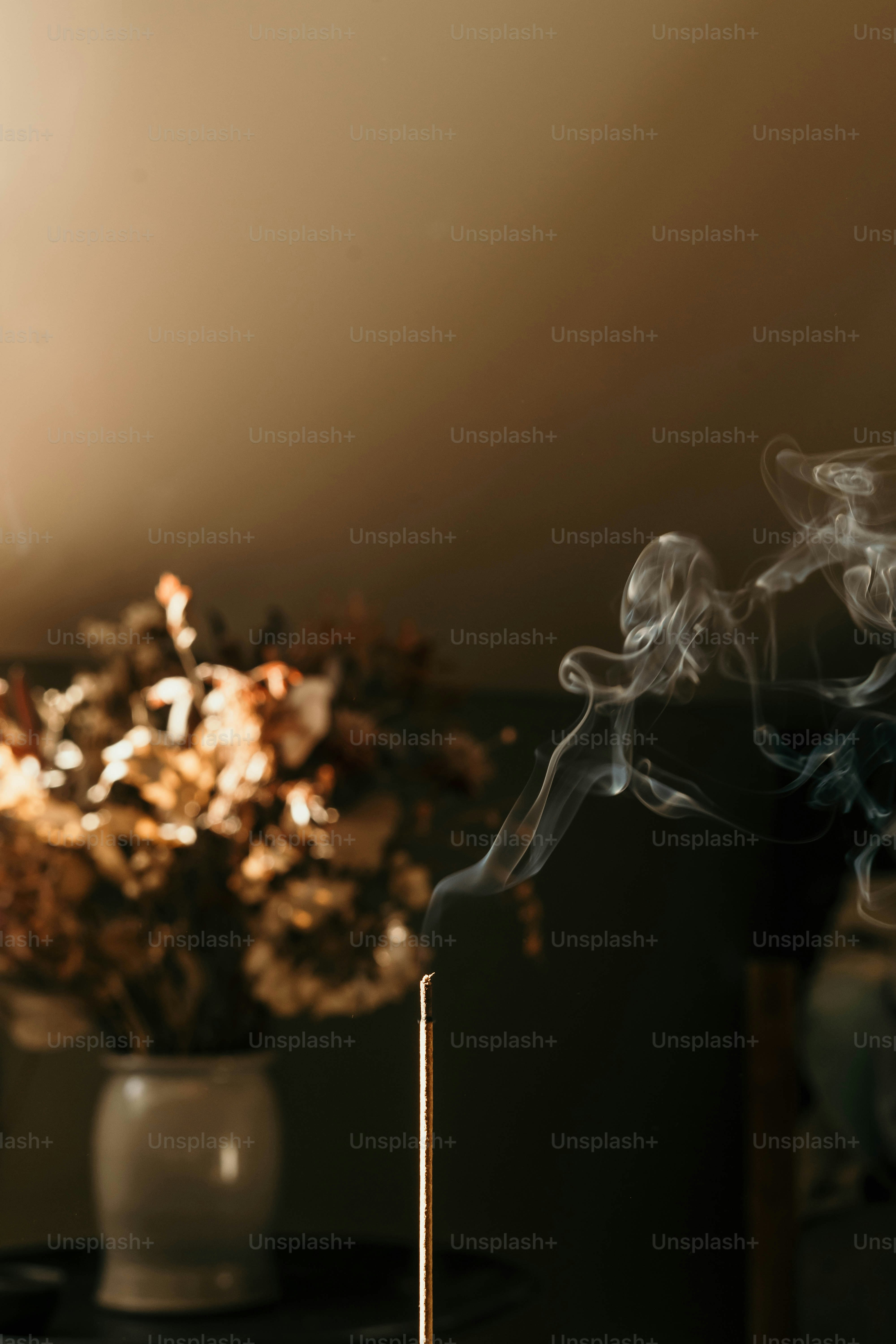 テーブルの上に座っている煙の出ているろうそく