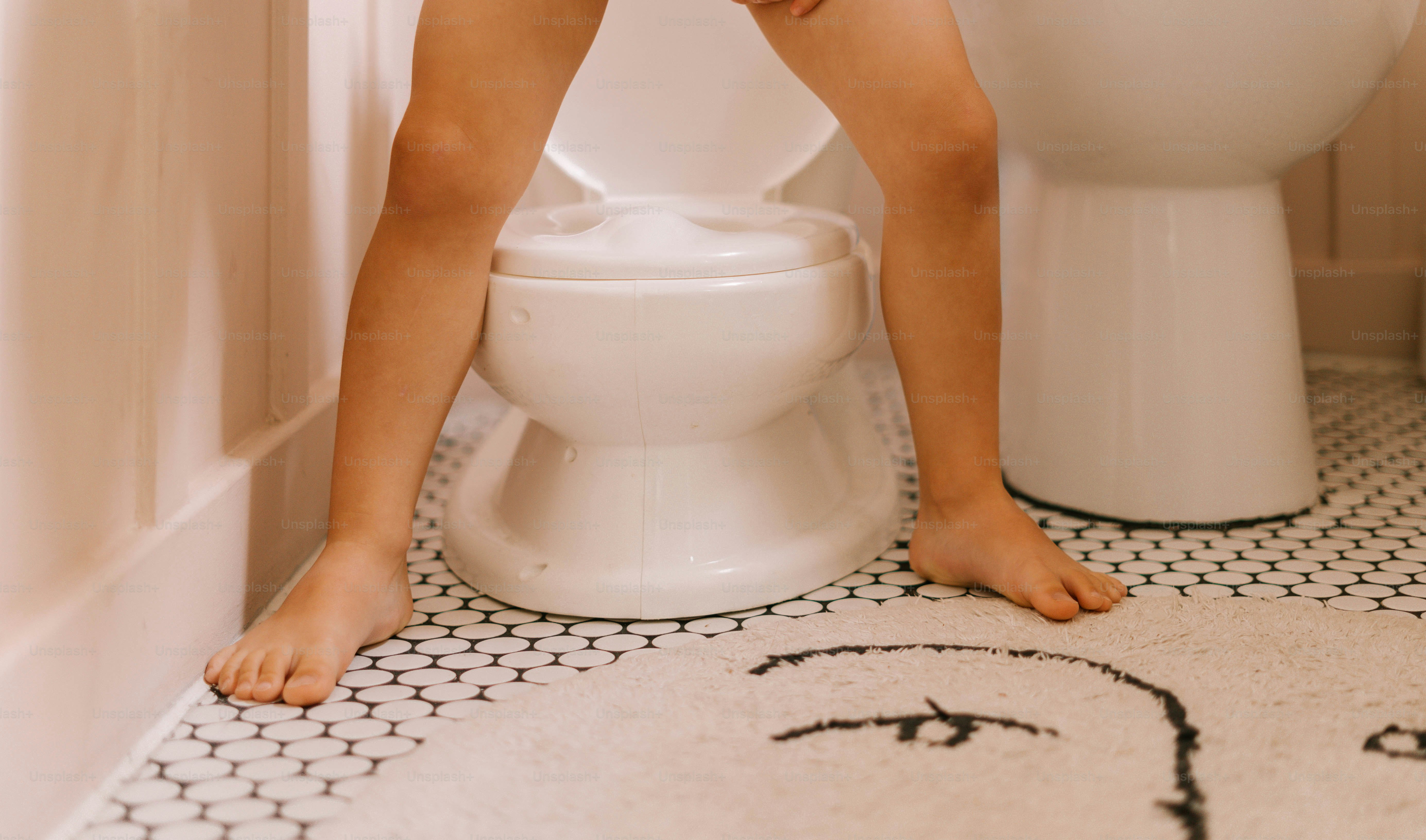 A woman sitting on a toilet in a bathroom photo – Bathroom Image on Unsplash, image size:3000x1767