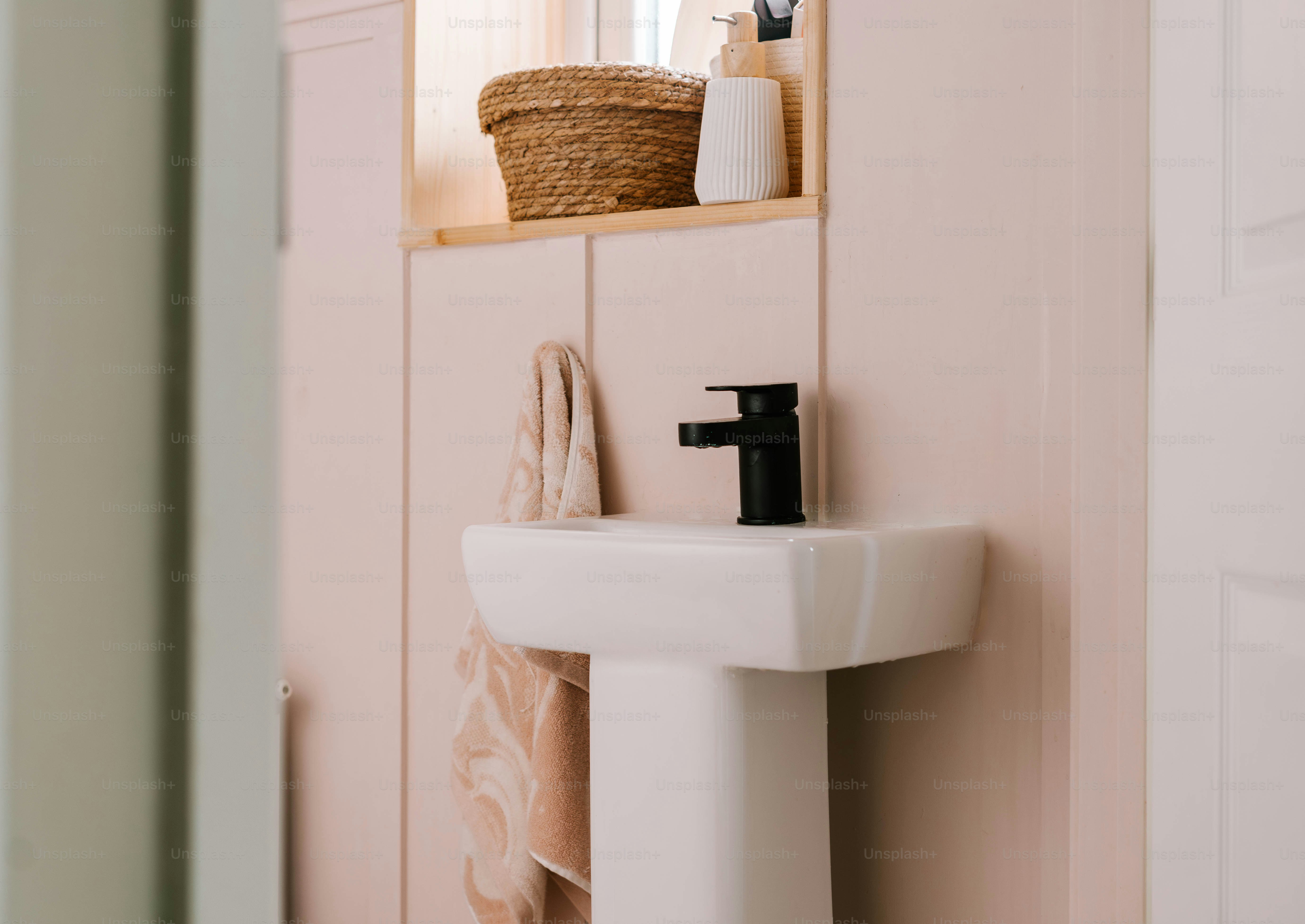 Un bagno con lavandino e mensola