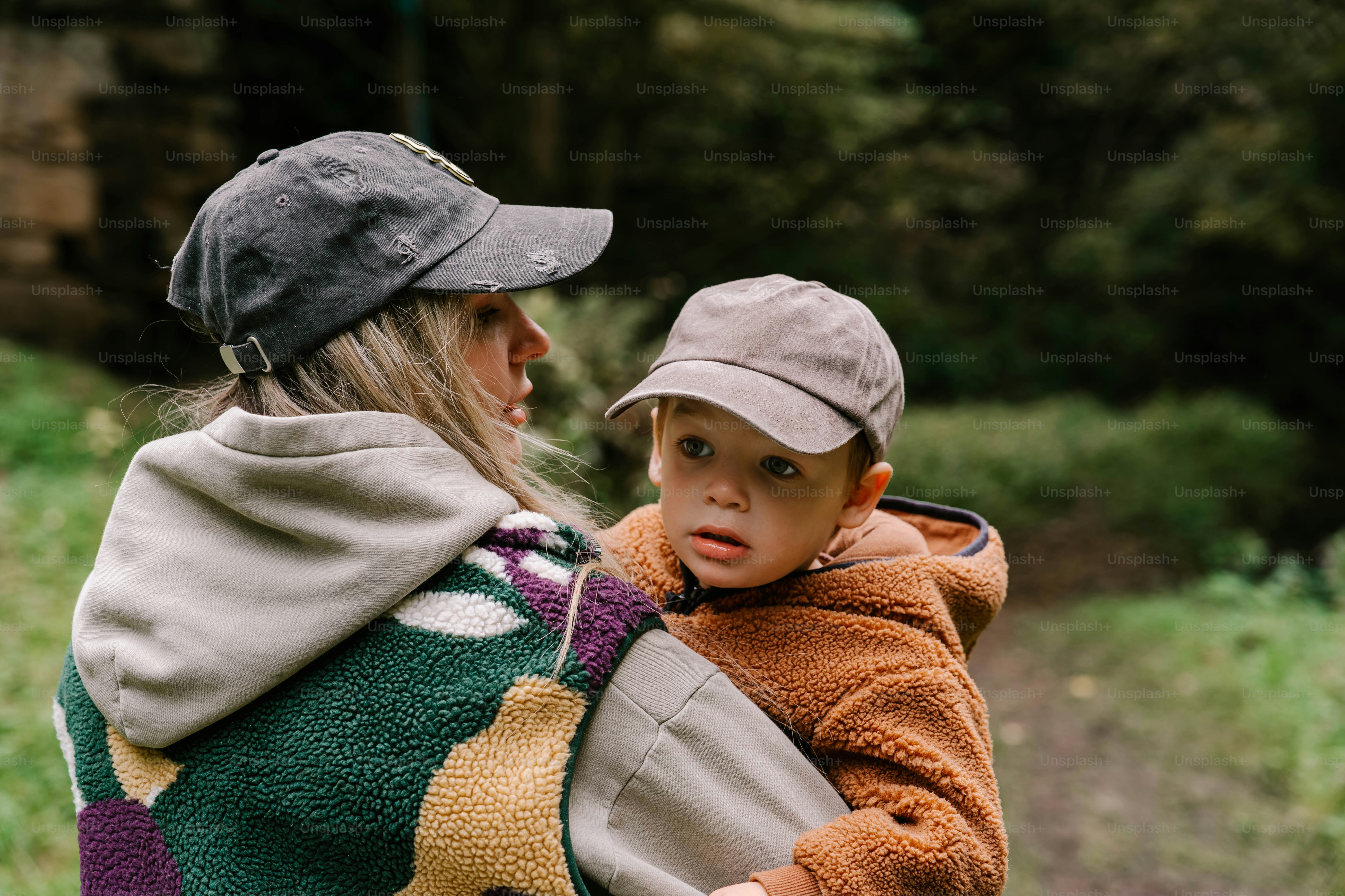 Uma mulher carregando uma criança nas costas