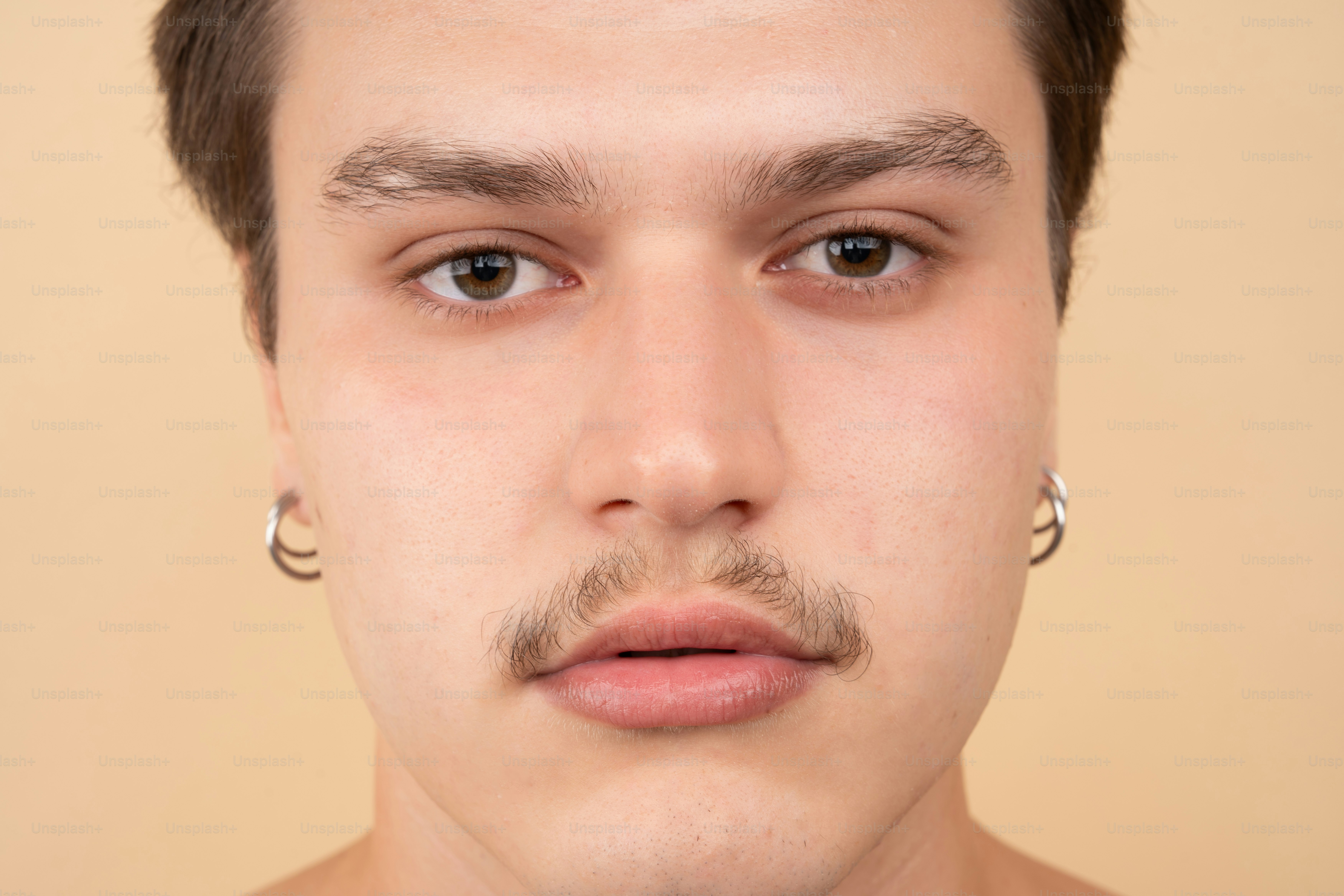 Nahaufnahme einer Person mit Schnurrbart