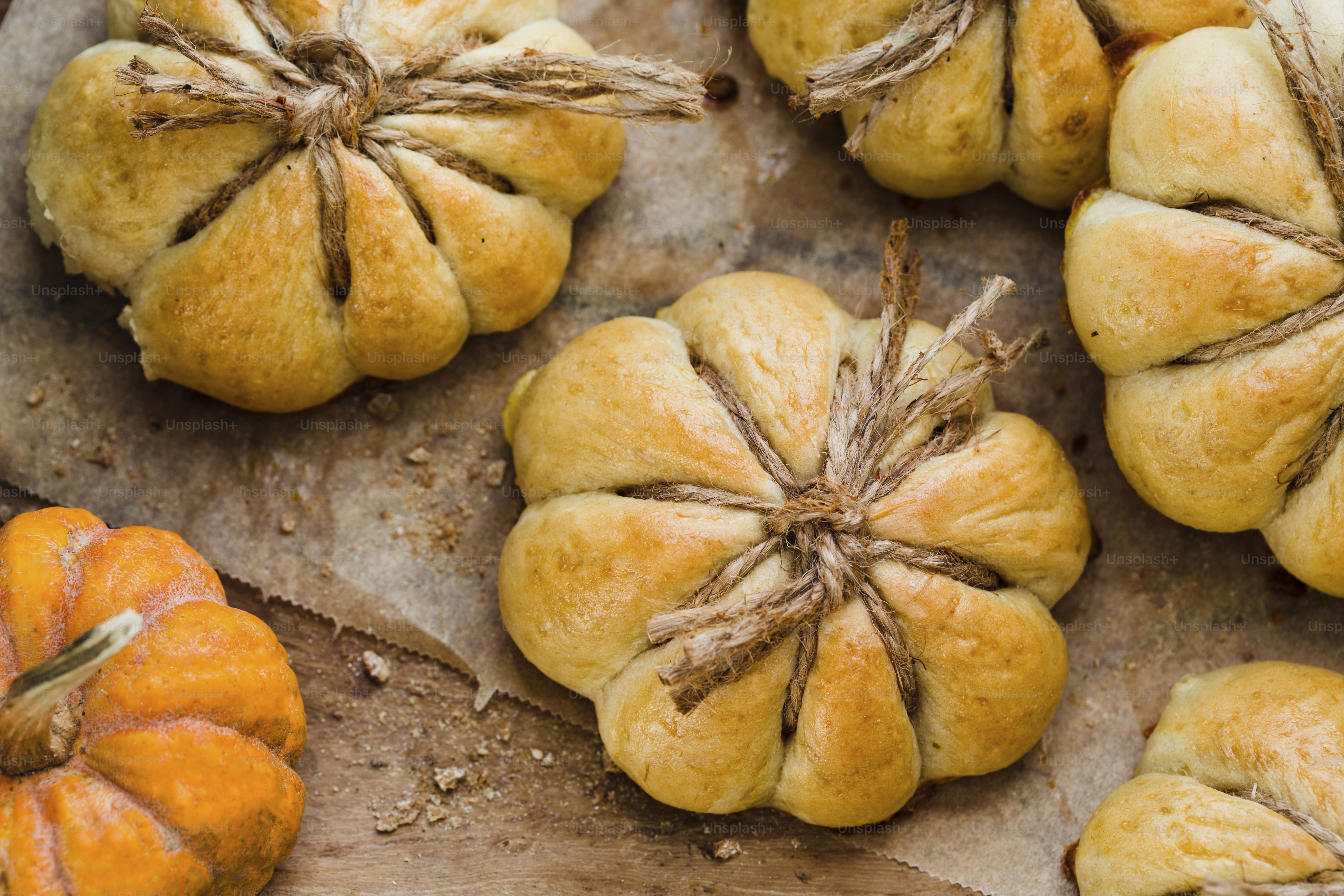 Ein Strauß Kürbisse sitzt auf einem Blatt Papier