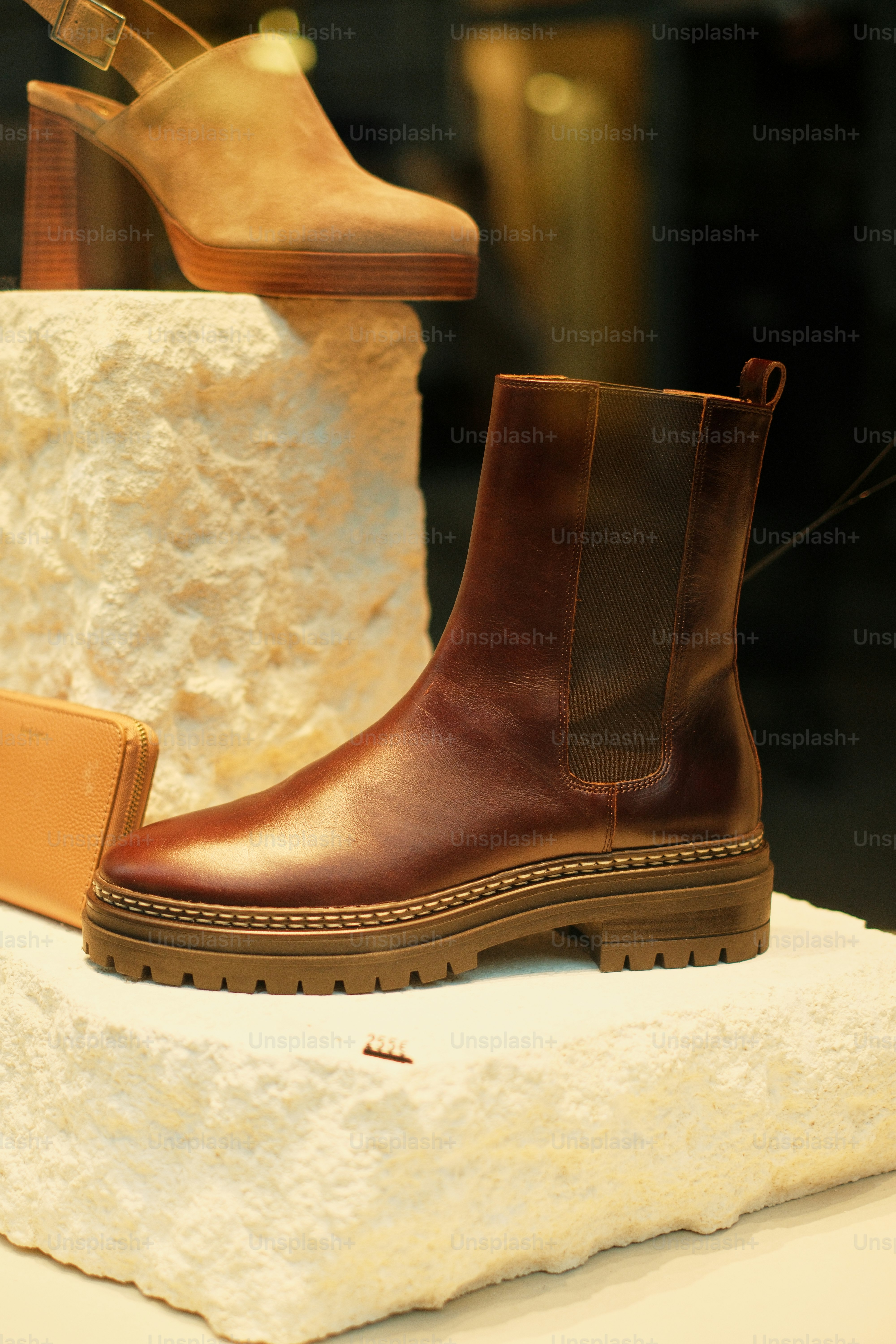 Un par de botas marrones encima de un pastel blanco