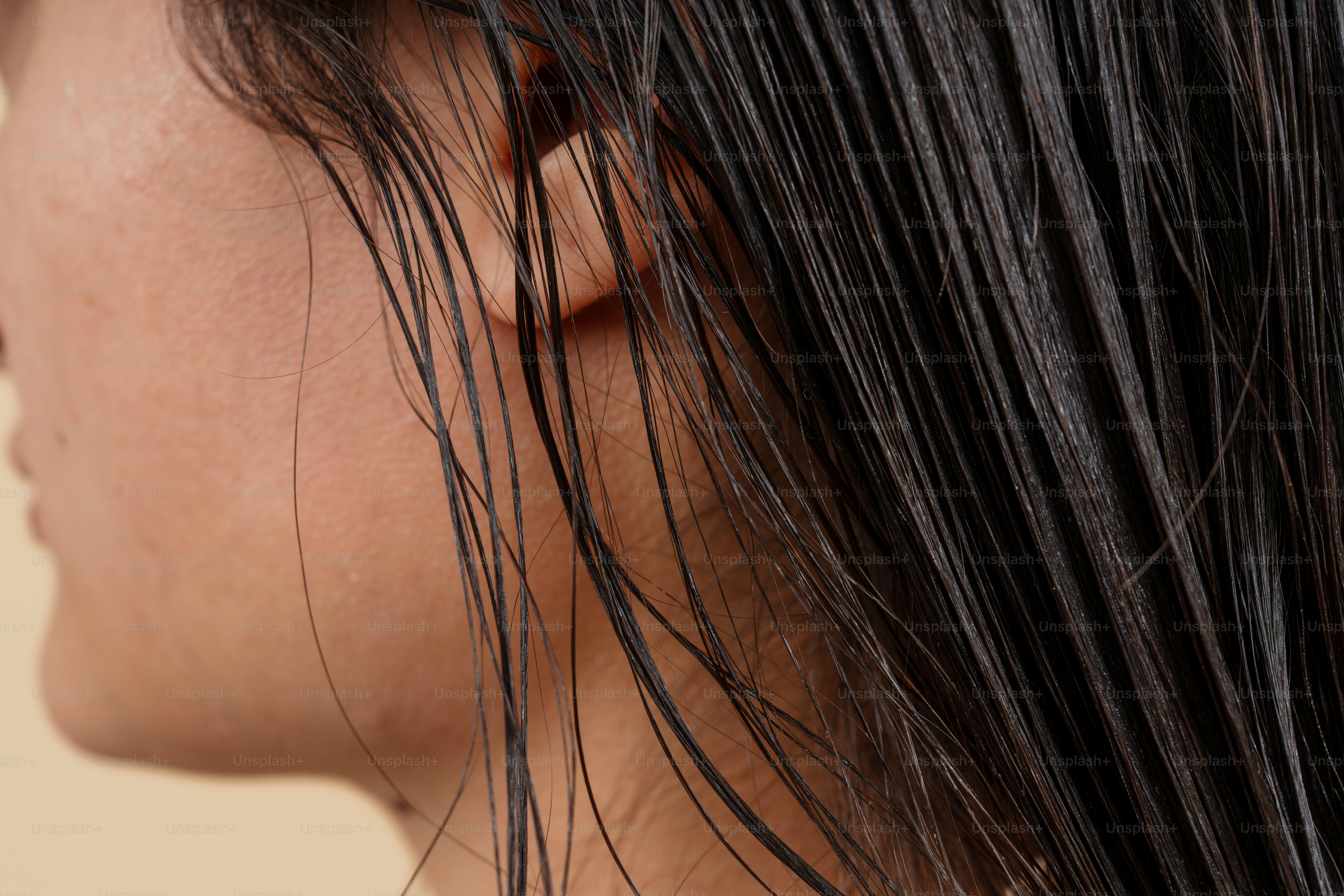 Der Hinterkopf einer Frau mit schwarzen Haaren