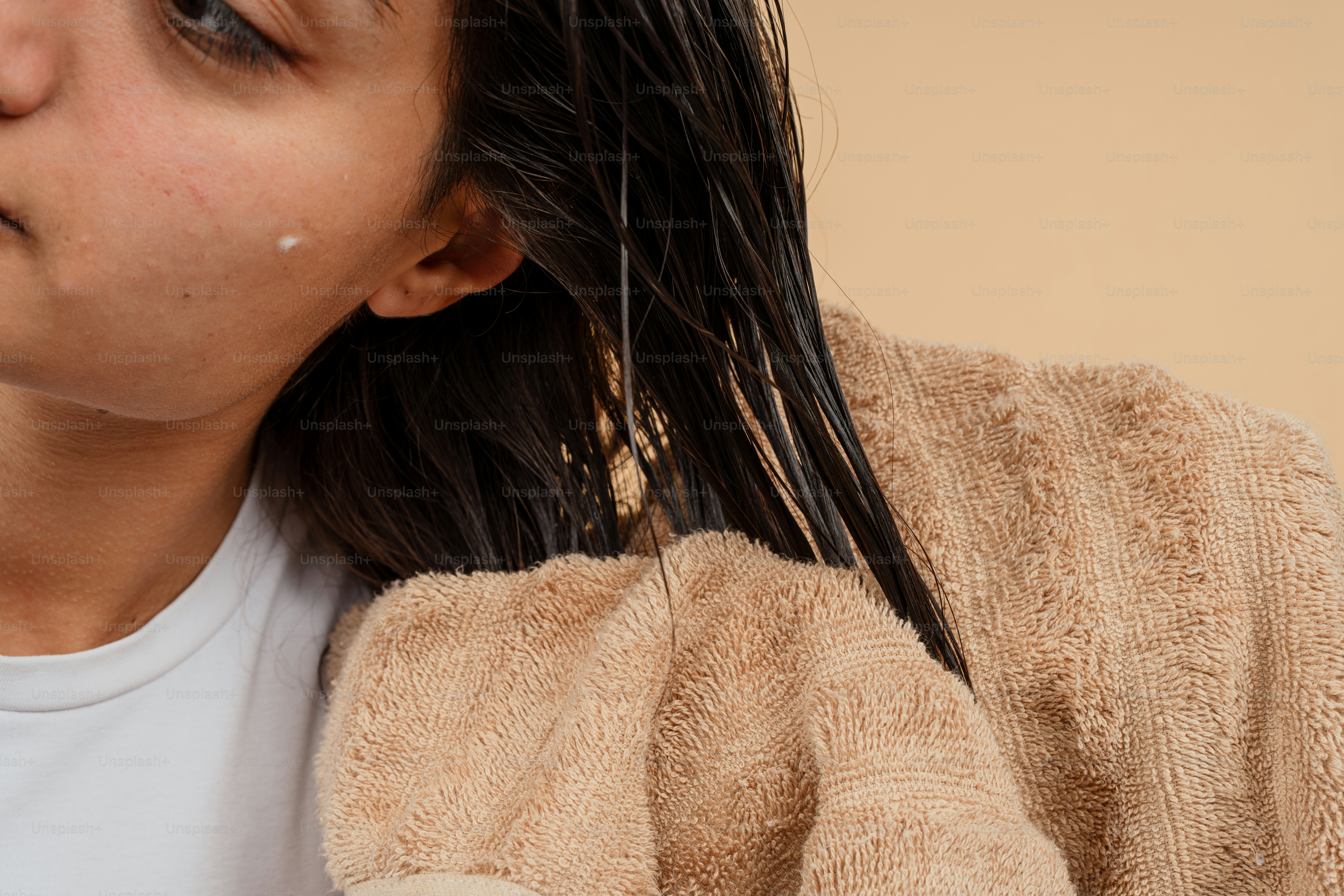 Eine Frau mit langen schwarzen Haaren putzt sich die Zähne